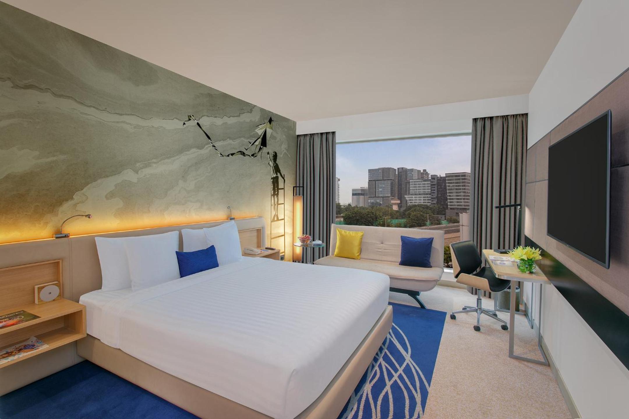 Master Suite with Separate Living Rooms and Bedroom, Jacuzzi and Premier Lounge Access - 20% Discount on Food & Beverage and Laundry thumbnail 6
