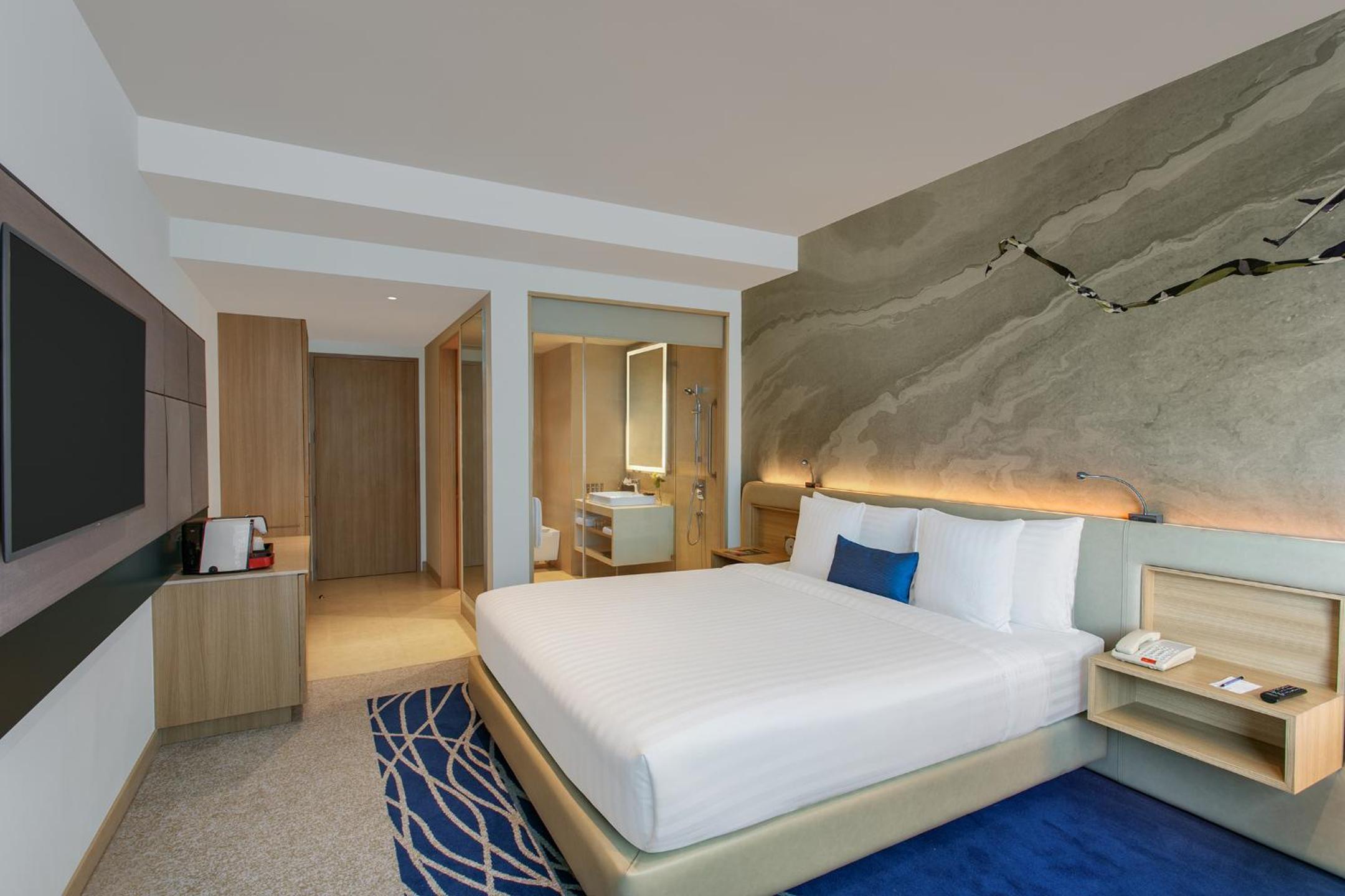 Master Suite with Separate Living Rooms and Bedroom, Jacuzzi and Premier Lounge Access - 20% Discount on Food & Beverage and Laundry