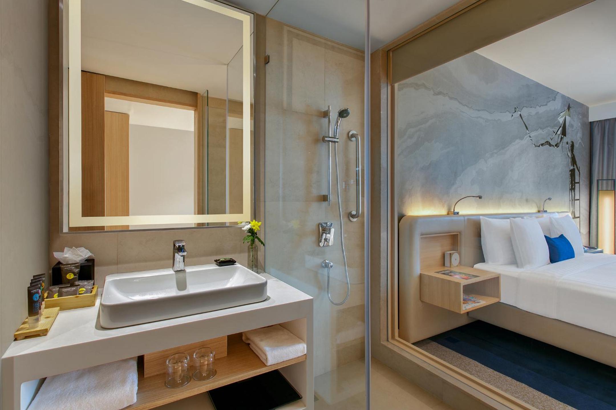 Master Suite with Separate Living Rooms and Bedroom, Jacuzzi and Premier Lounge Access - 20% Discount on Food & Beverage and Laundry thumbnail 5