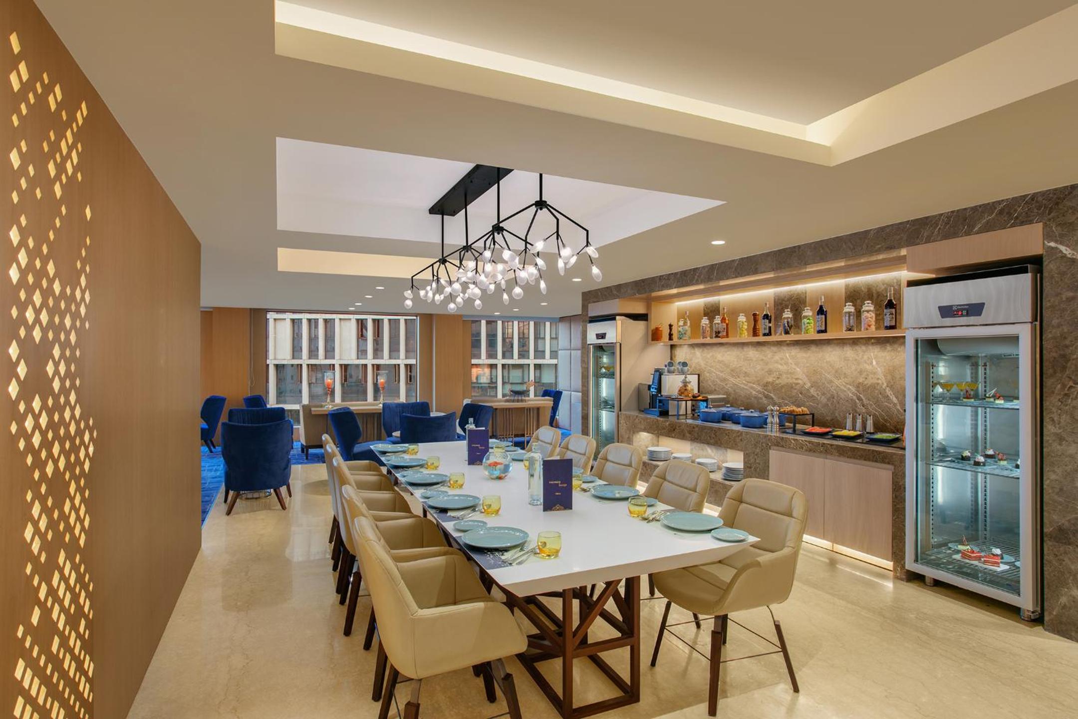 Large Junior Suite with Separate Sitting Area and Premier Lounge Access - 20% Discount on Food & Beverage and Laundry