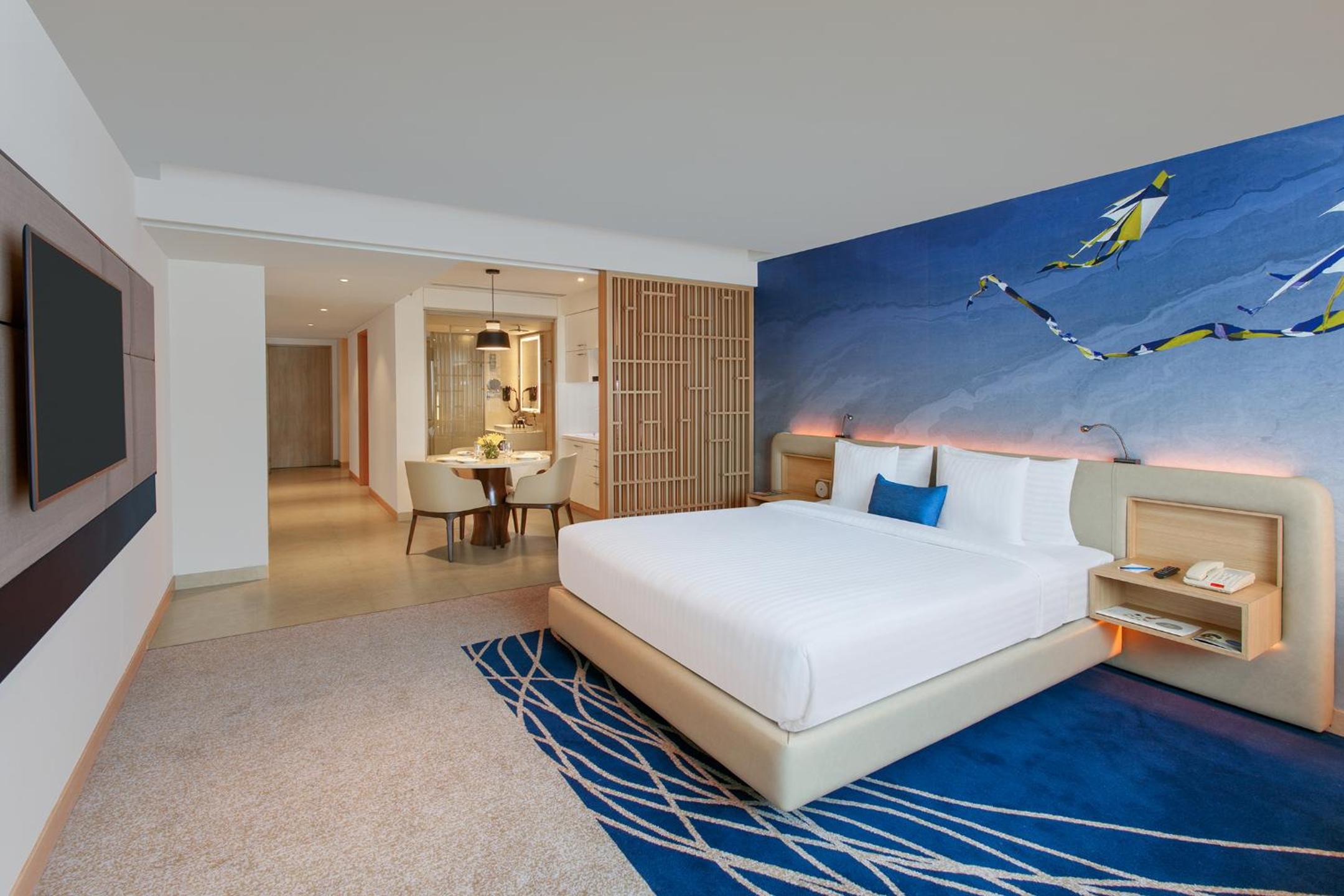 Premier Suite with Lounge Access - 20% Discount on Food & Beverage and Laundry thumbnail 5