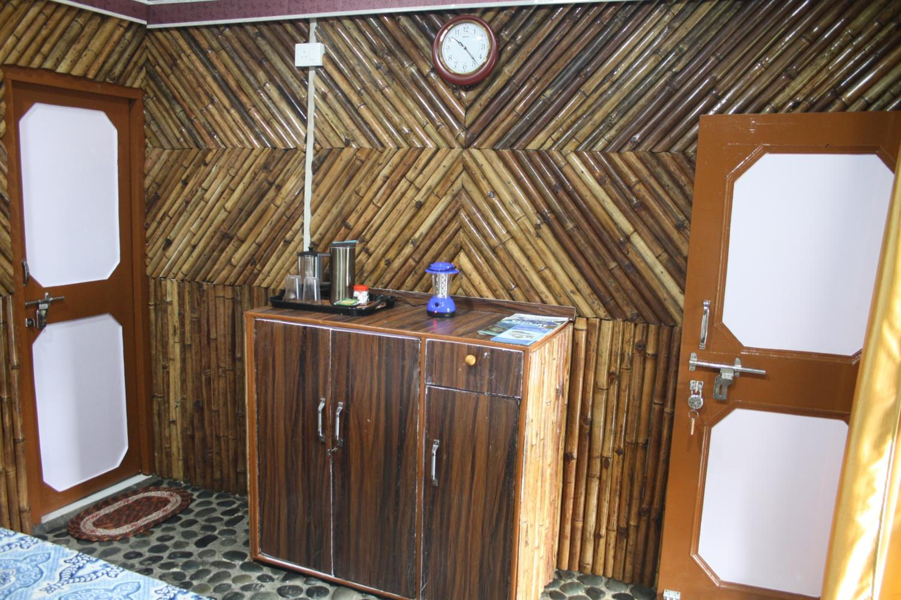 Deluxe Room (2 Adults + 1 Child)
