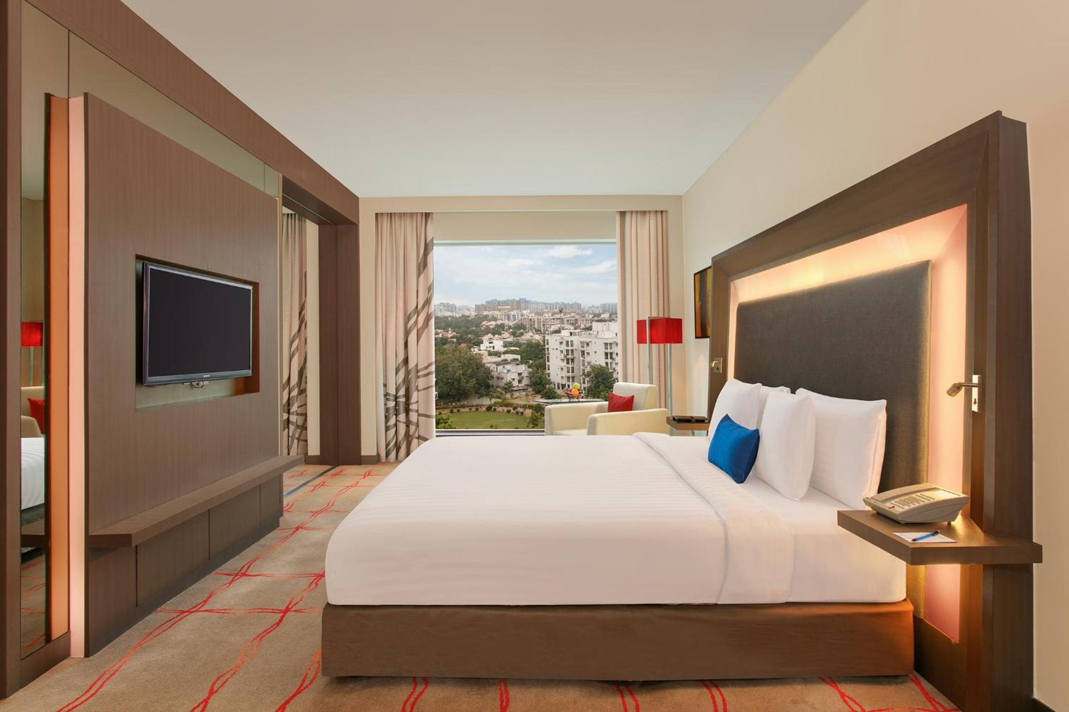 Master Suite with Separate Living Rooms and Bedroom, Jacuzzi and Premier Lounge Access – 20% Discount on Food & Beverage, Laundry and SPA