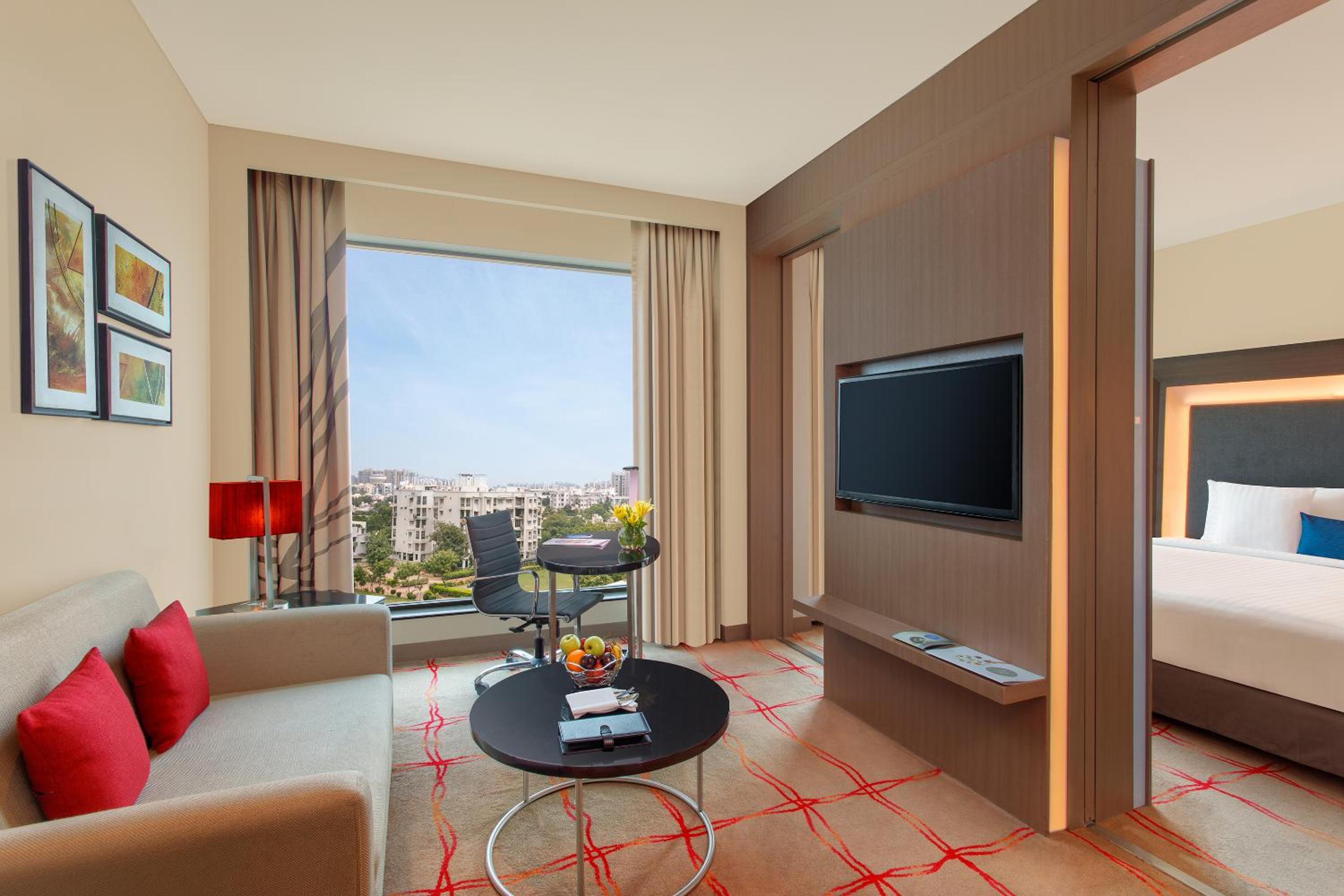 Large Junior Suite with Separate Sitting Area and Premier Lounge Access - 20% Discount on Food & Beverage and Laundry thumbnail 5