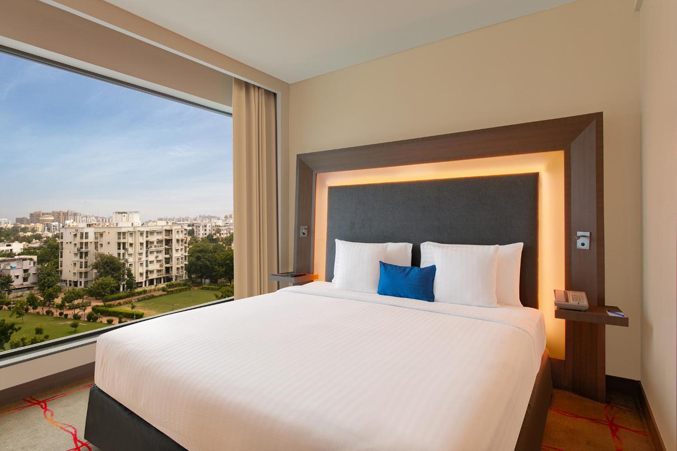 Large Junior Suite with Separate Sitting Area and Premier Lounge Access - 20% Discount on Food & Beverage and Laundry