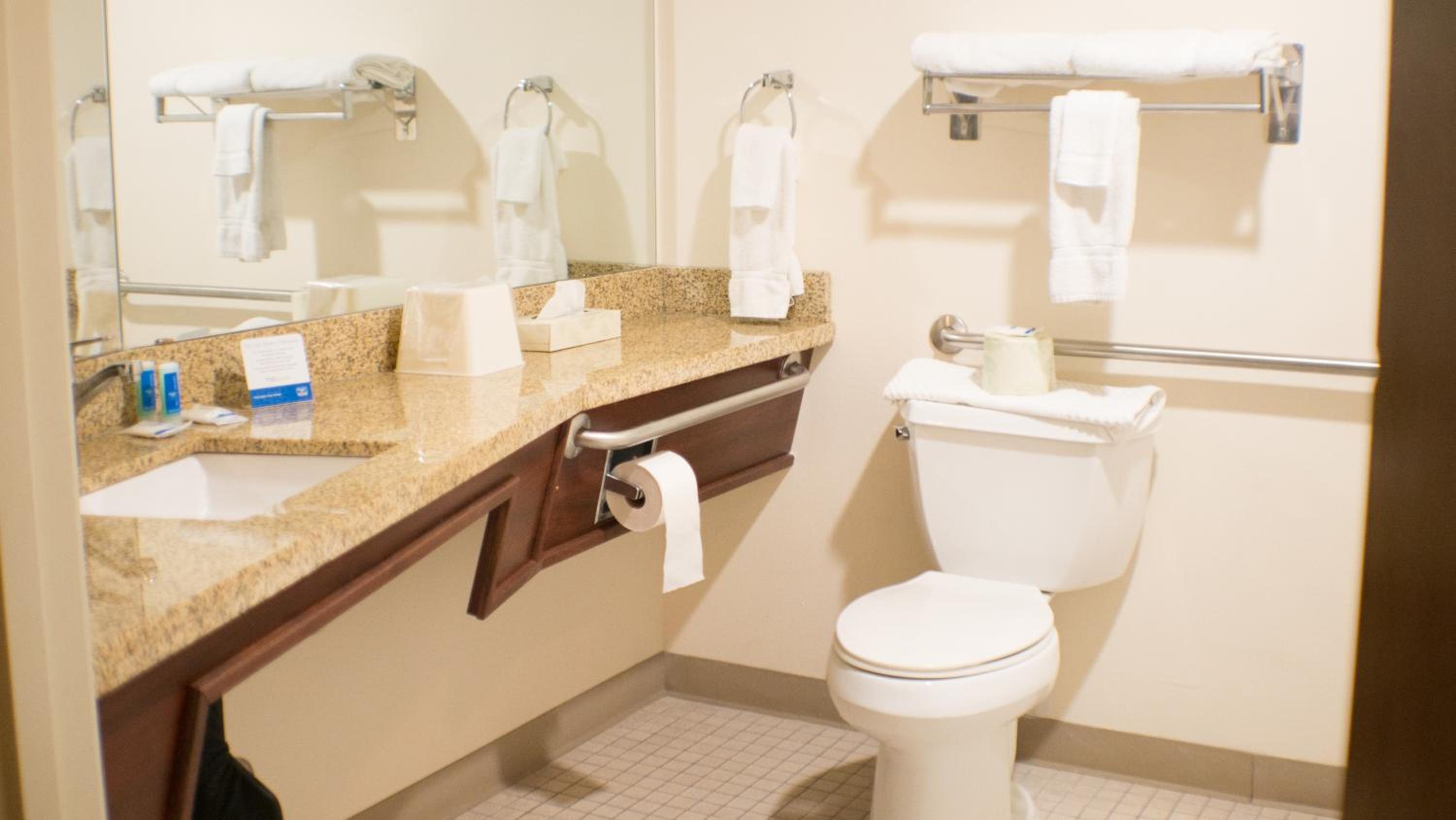 Double Room with Accessible Tub - Accessible/Non-Smoking - Photo 1
