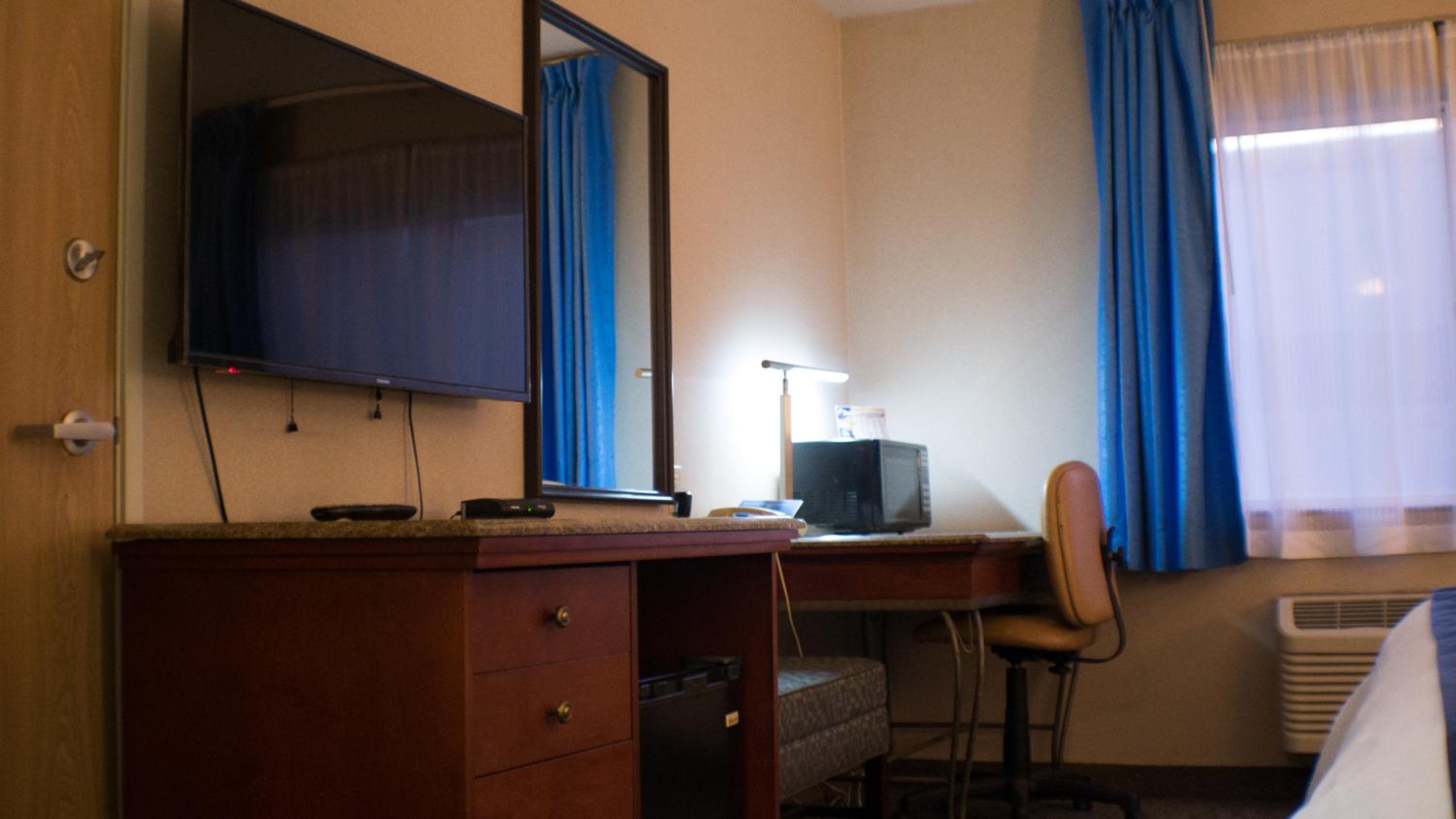 King Room - Non-Smoking - Photo 5