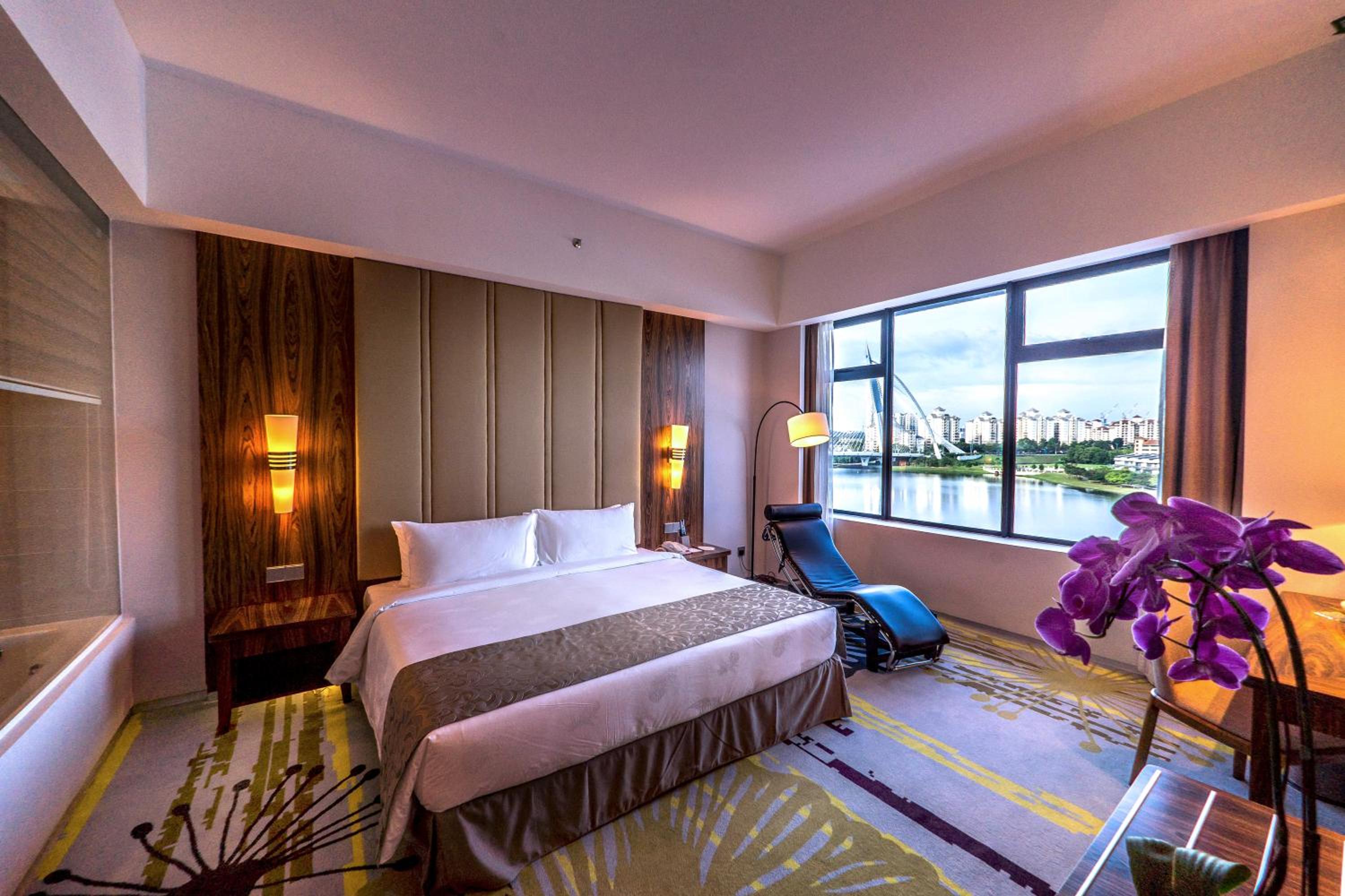 Deluxe King Room photo 3