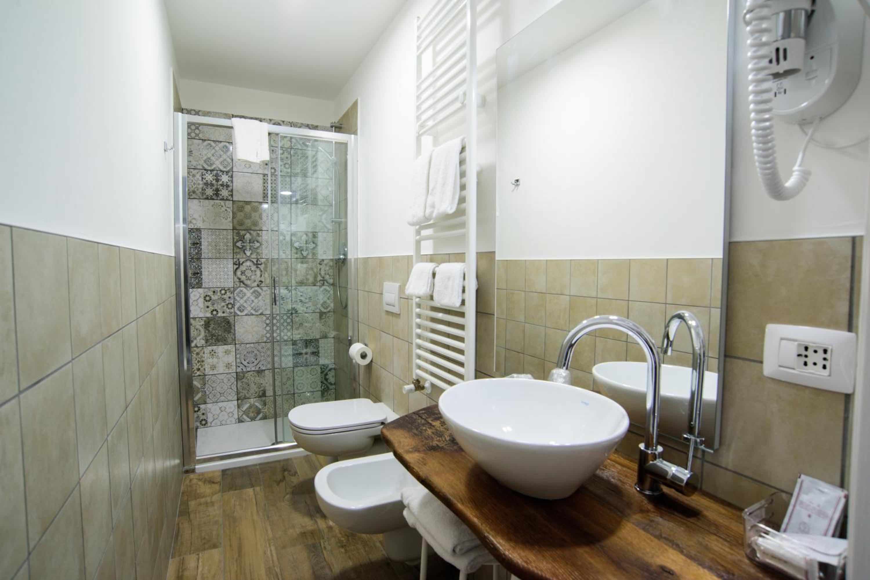 Triple Room with Private Bathroom - Photo 3