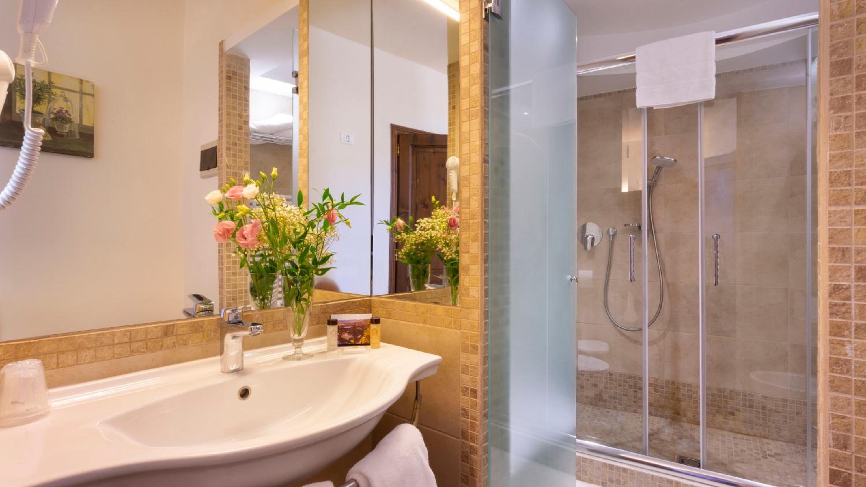 Superior Double or Twin Room - Photo 7