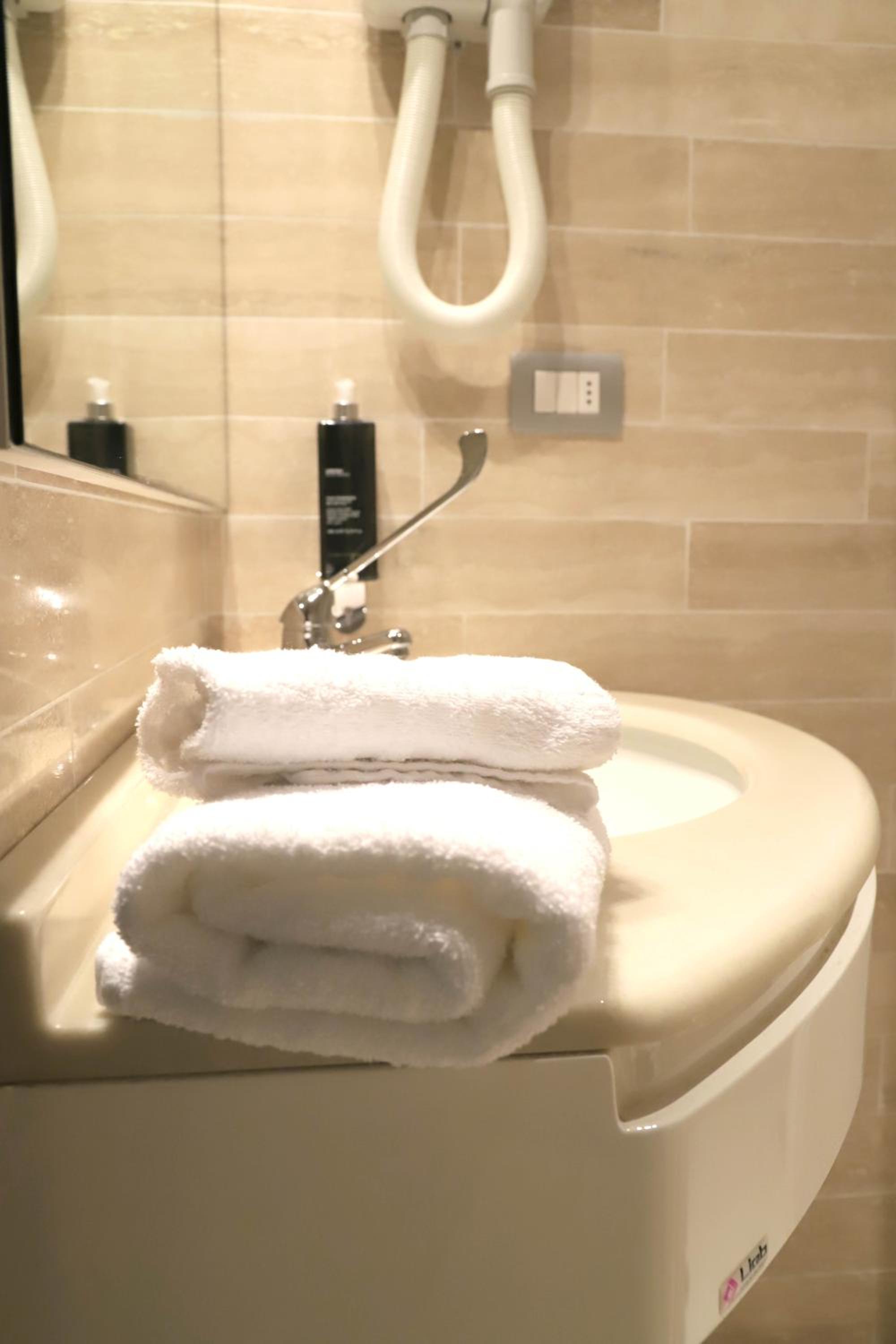 Double or Twin Room - Photo 6