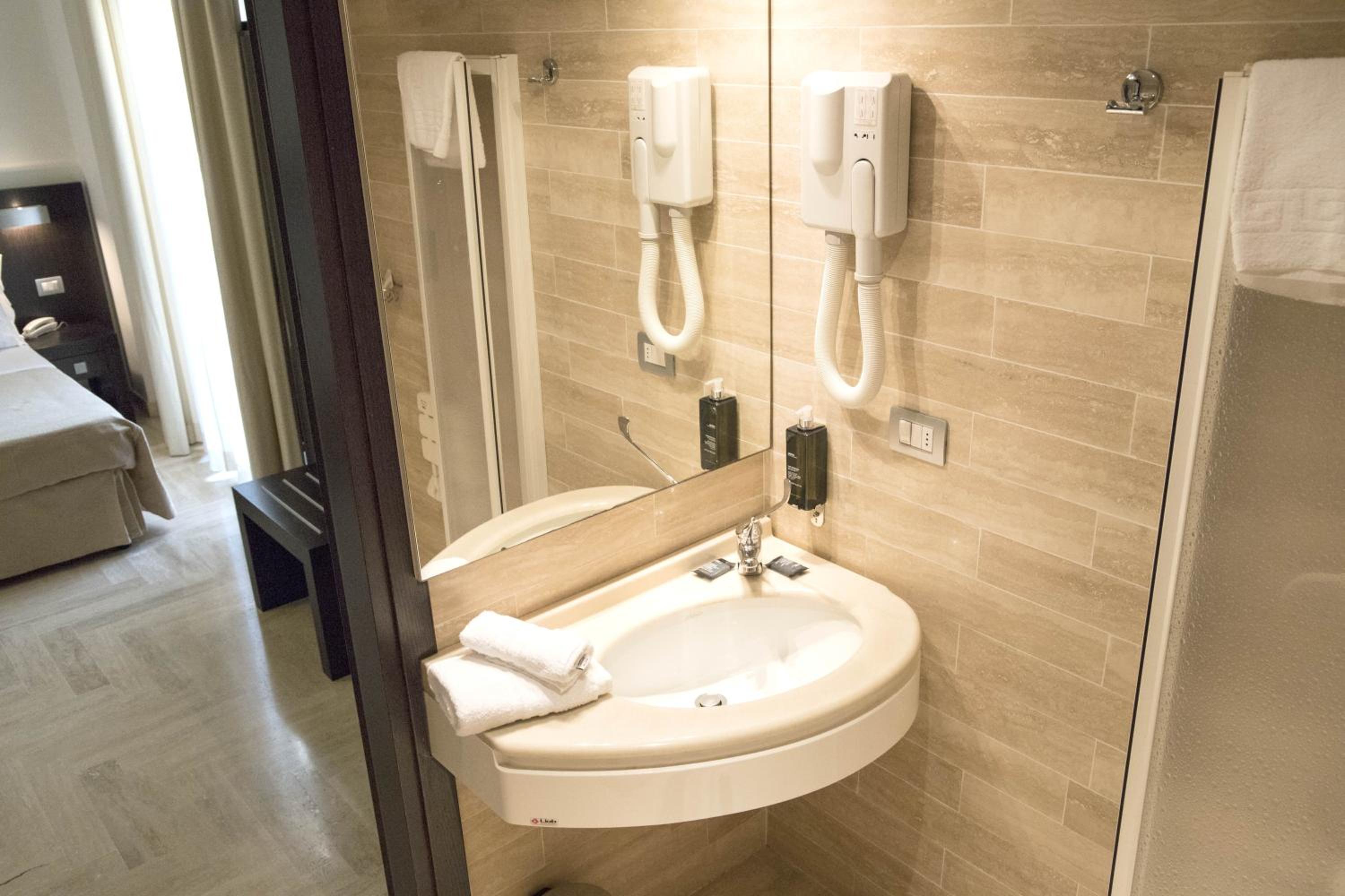 Double or Twin Room - Photo 7