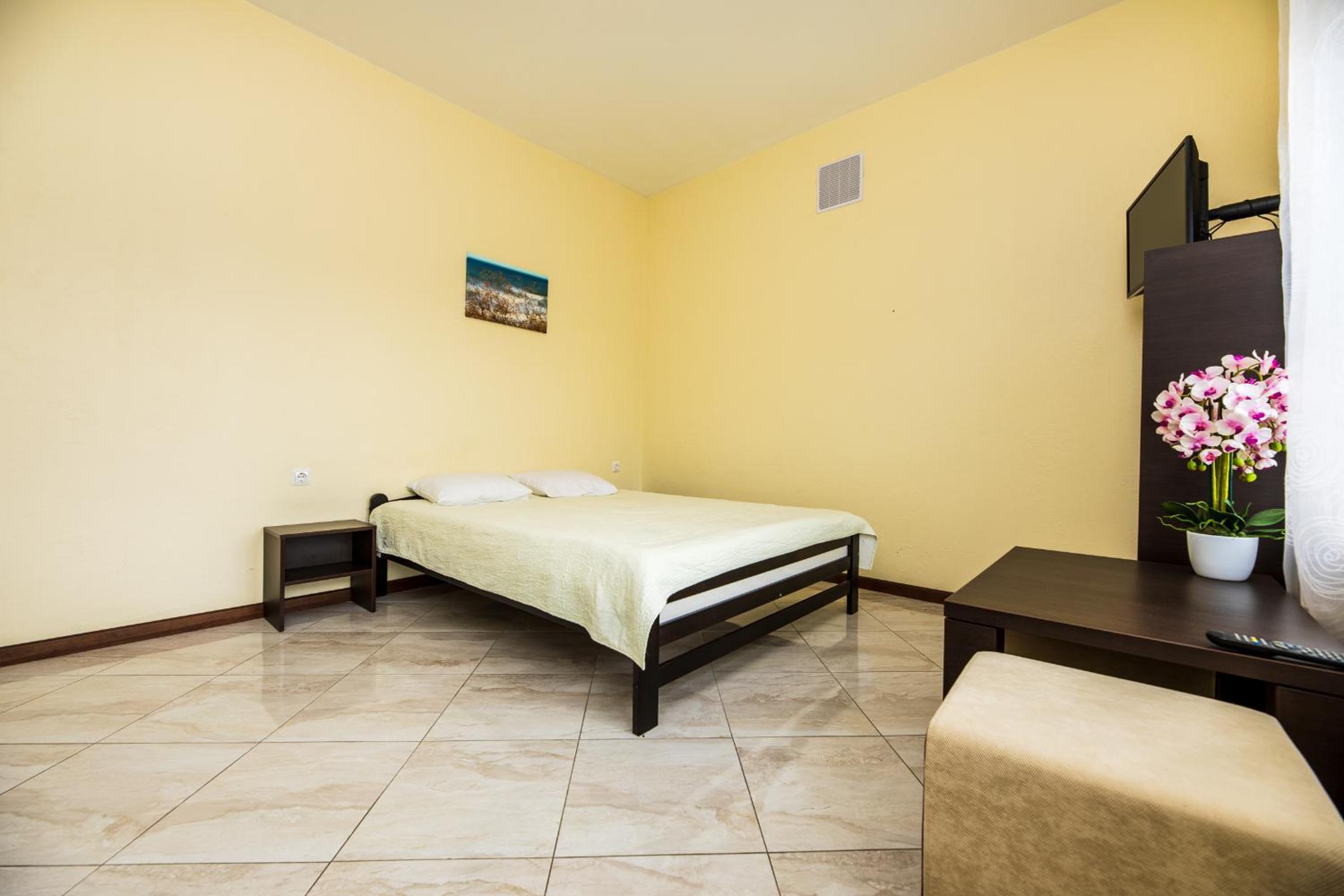 Standard Double Room - Photo 10