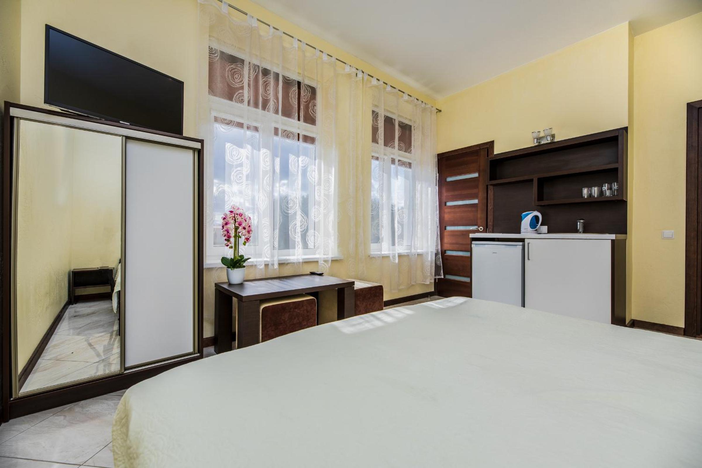 Standard Double Room - Photo 13