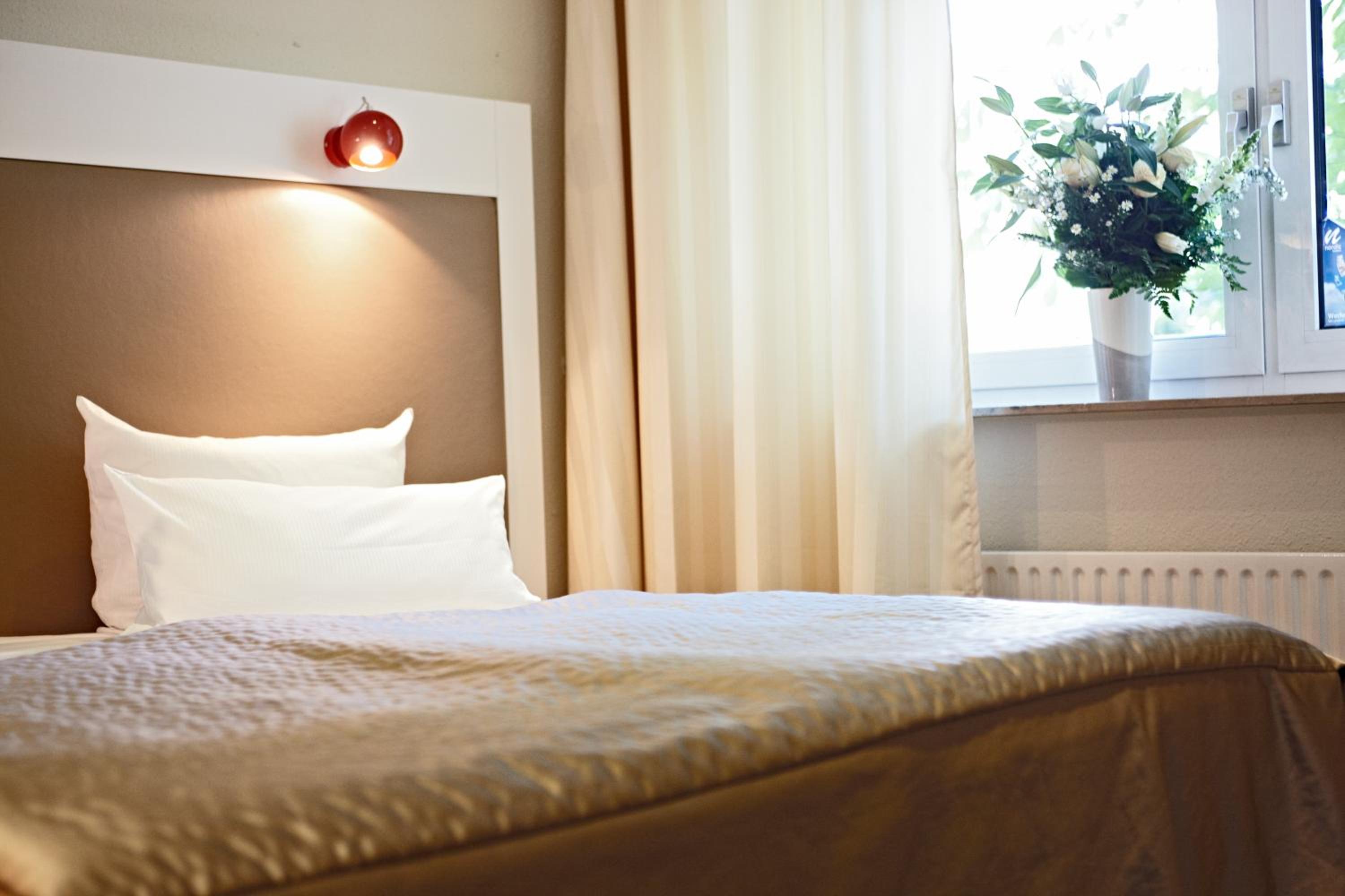 Standard Twin Room - Photo 1