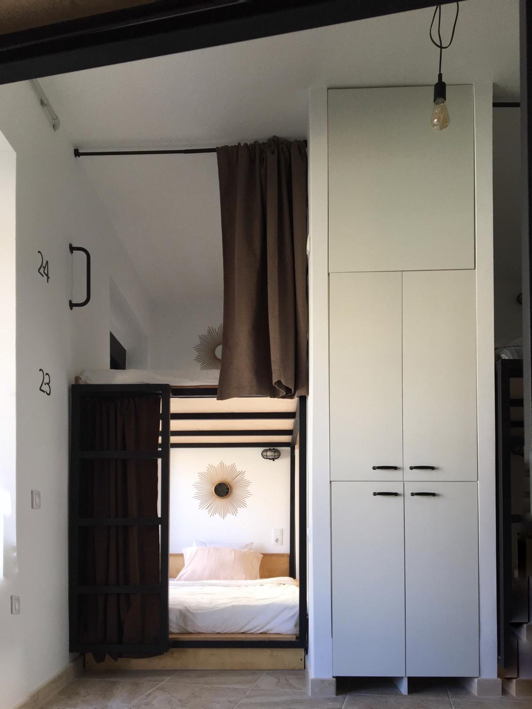 Cama en Habitación Compartida Femenina de 8 Camas