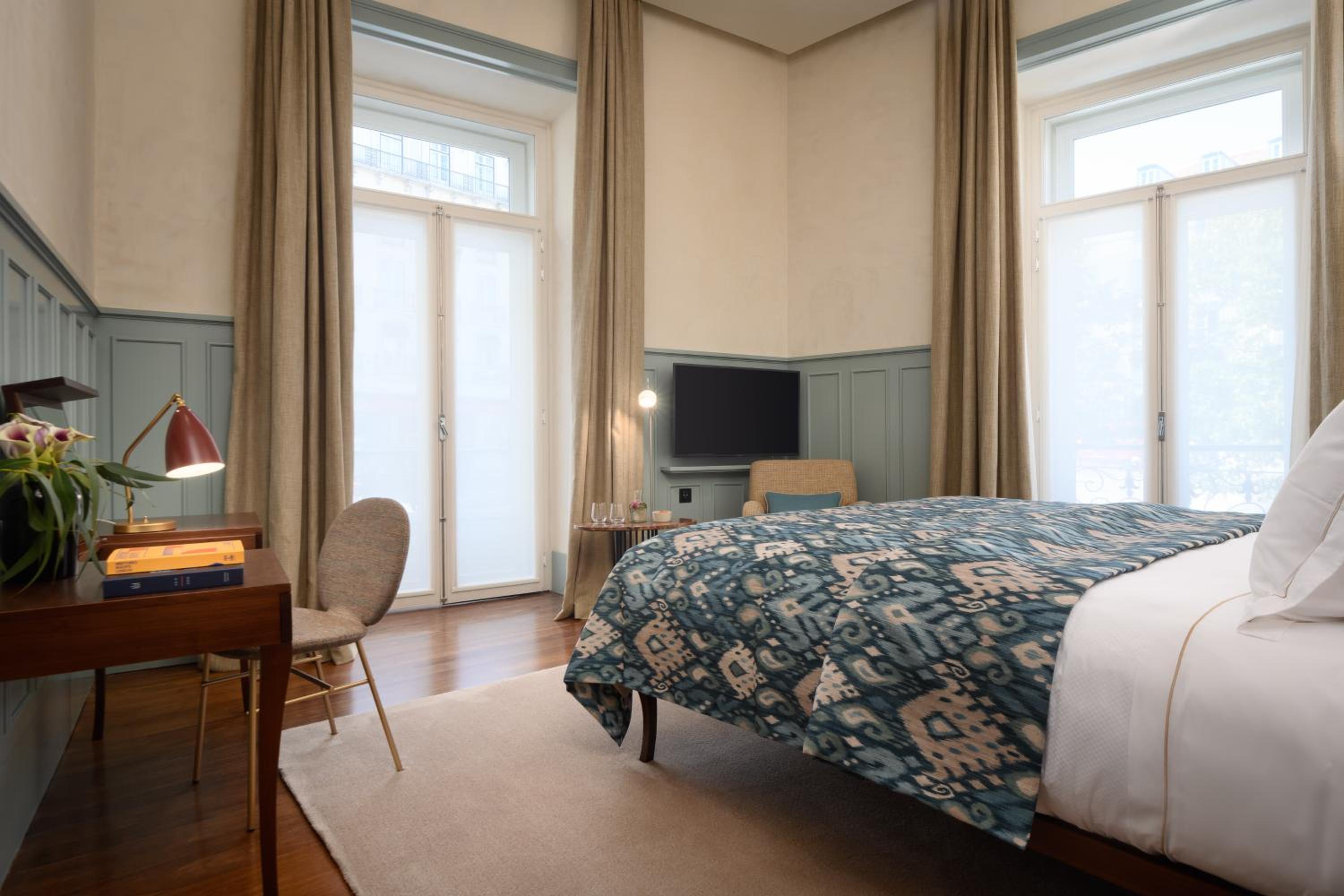 Classic Double Room with Side Square View photo 2