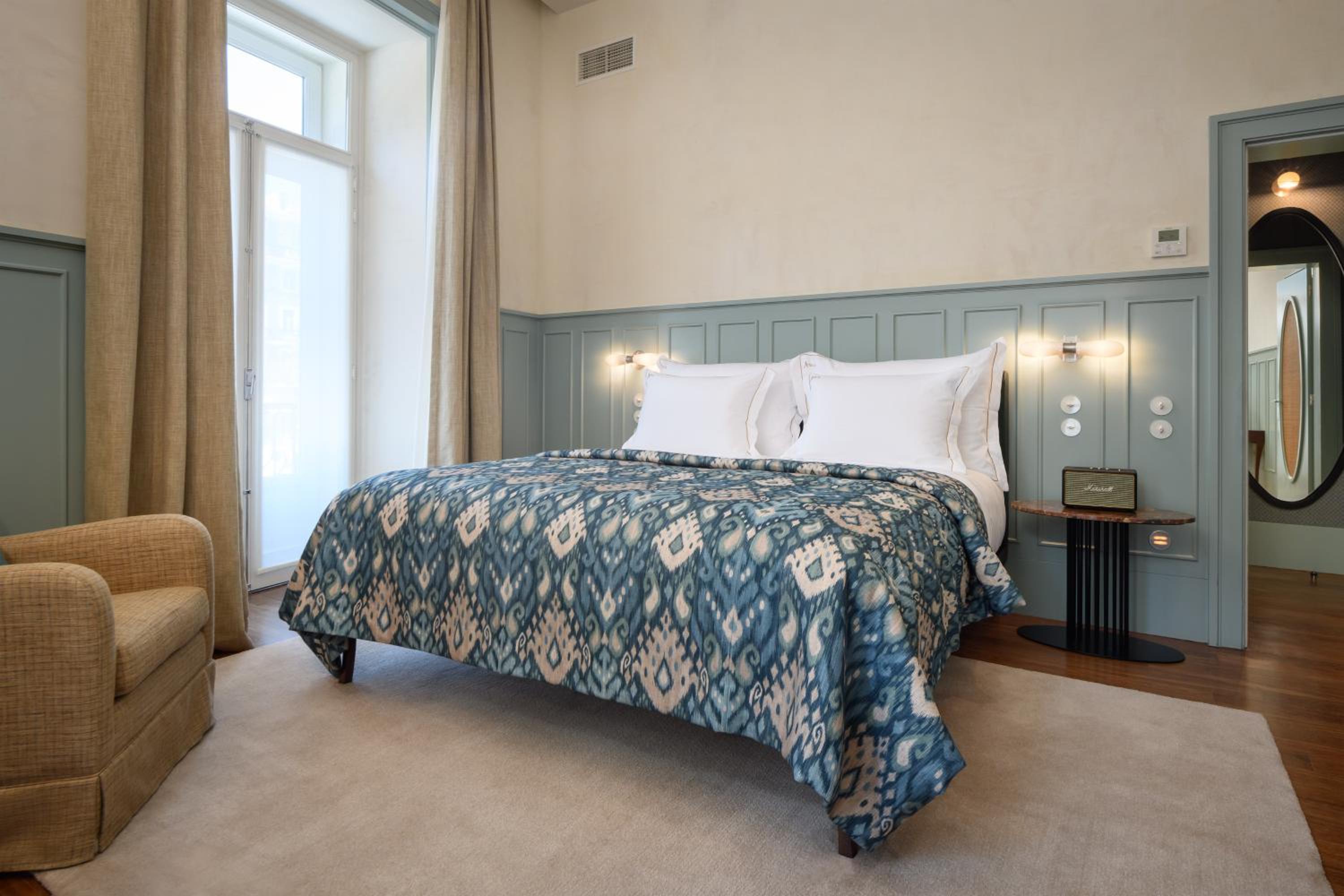Classic Double Room with Side Square View