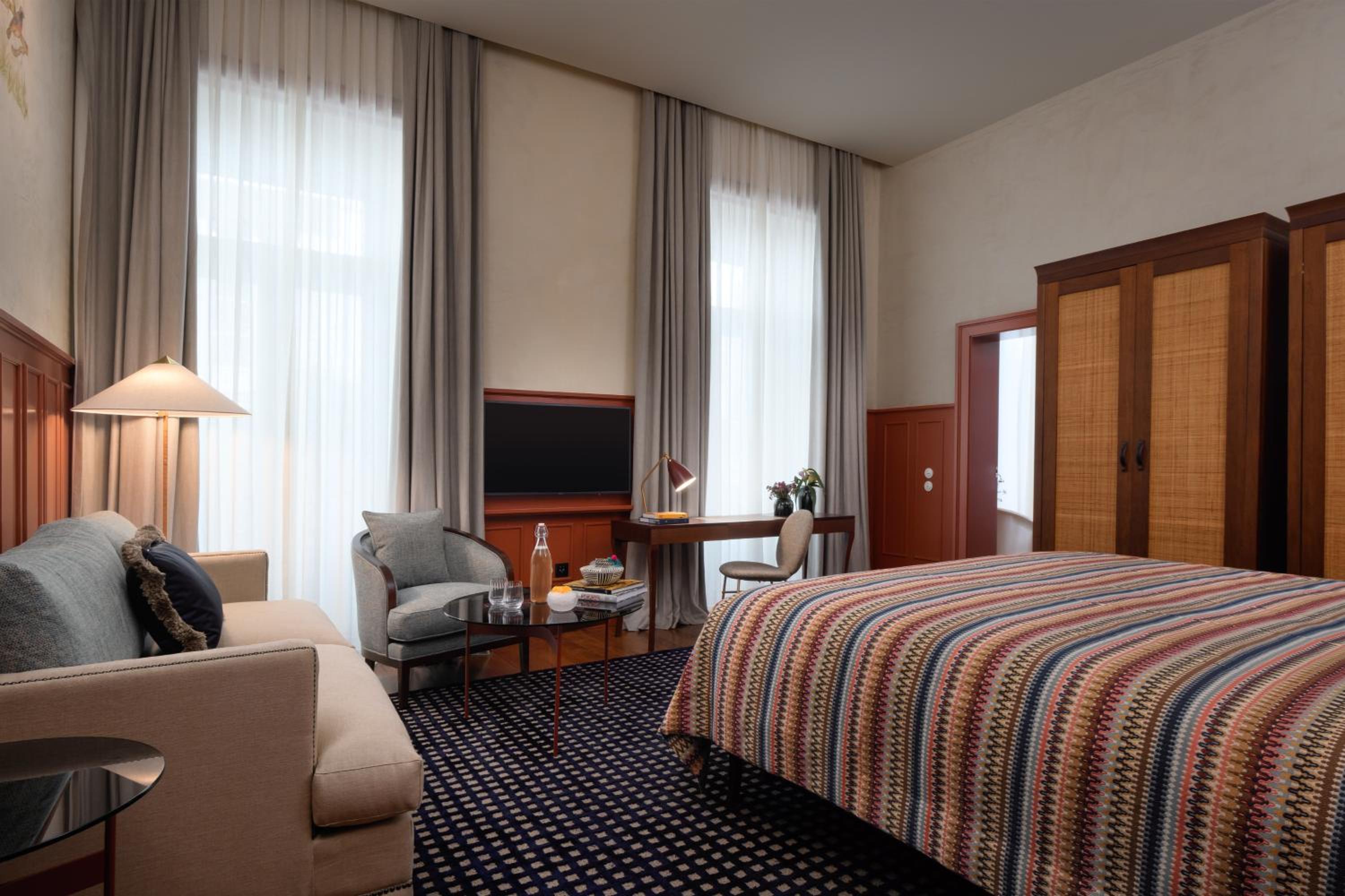 Prestige Double Room with Partial Square View photo 2