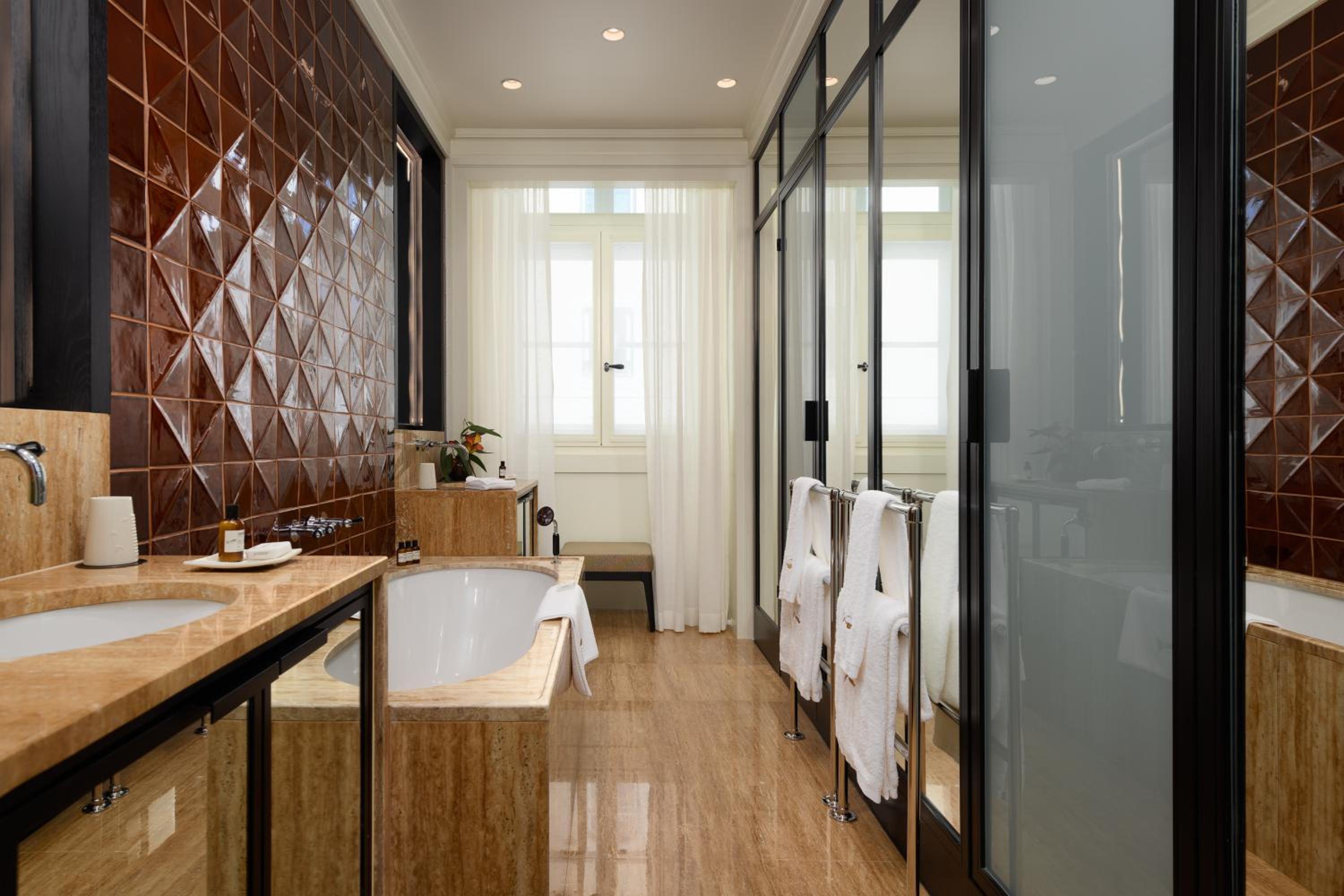 Suite - Photo 5
