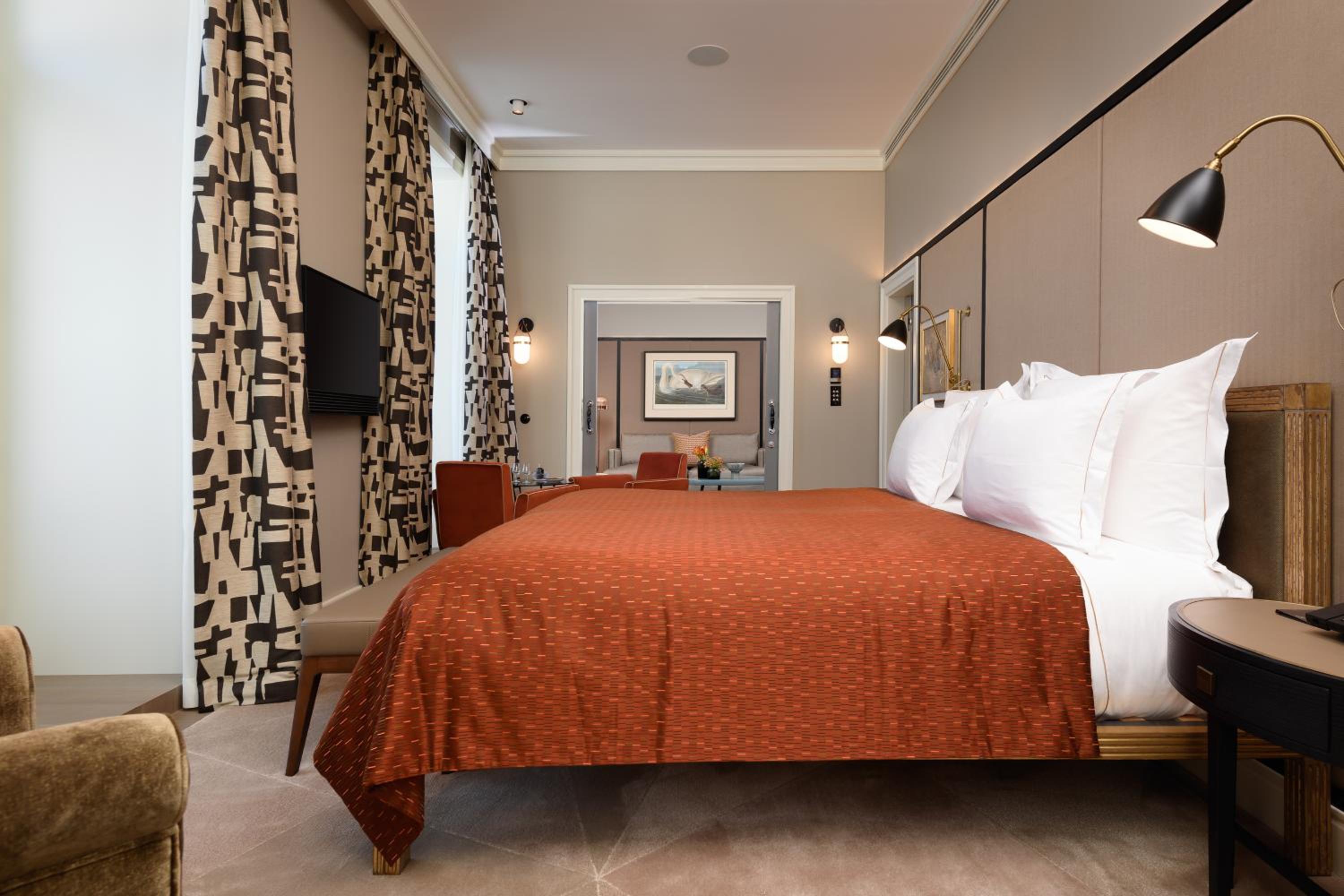 Suite - Photo 1