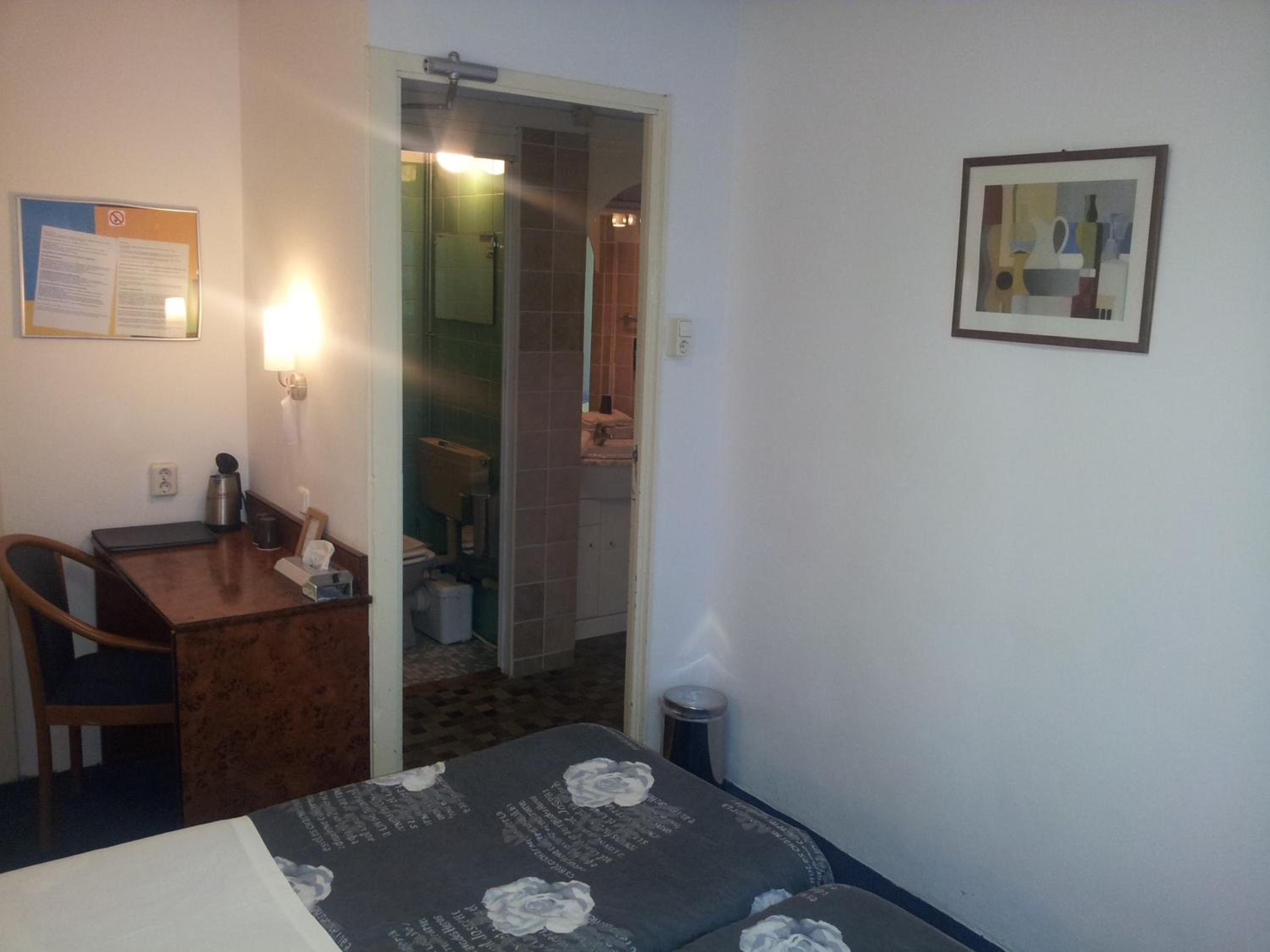Standard Twin Room - Photo 13