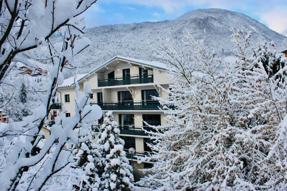 Apartment with Mountain View