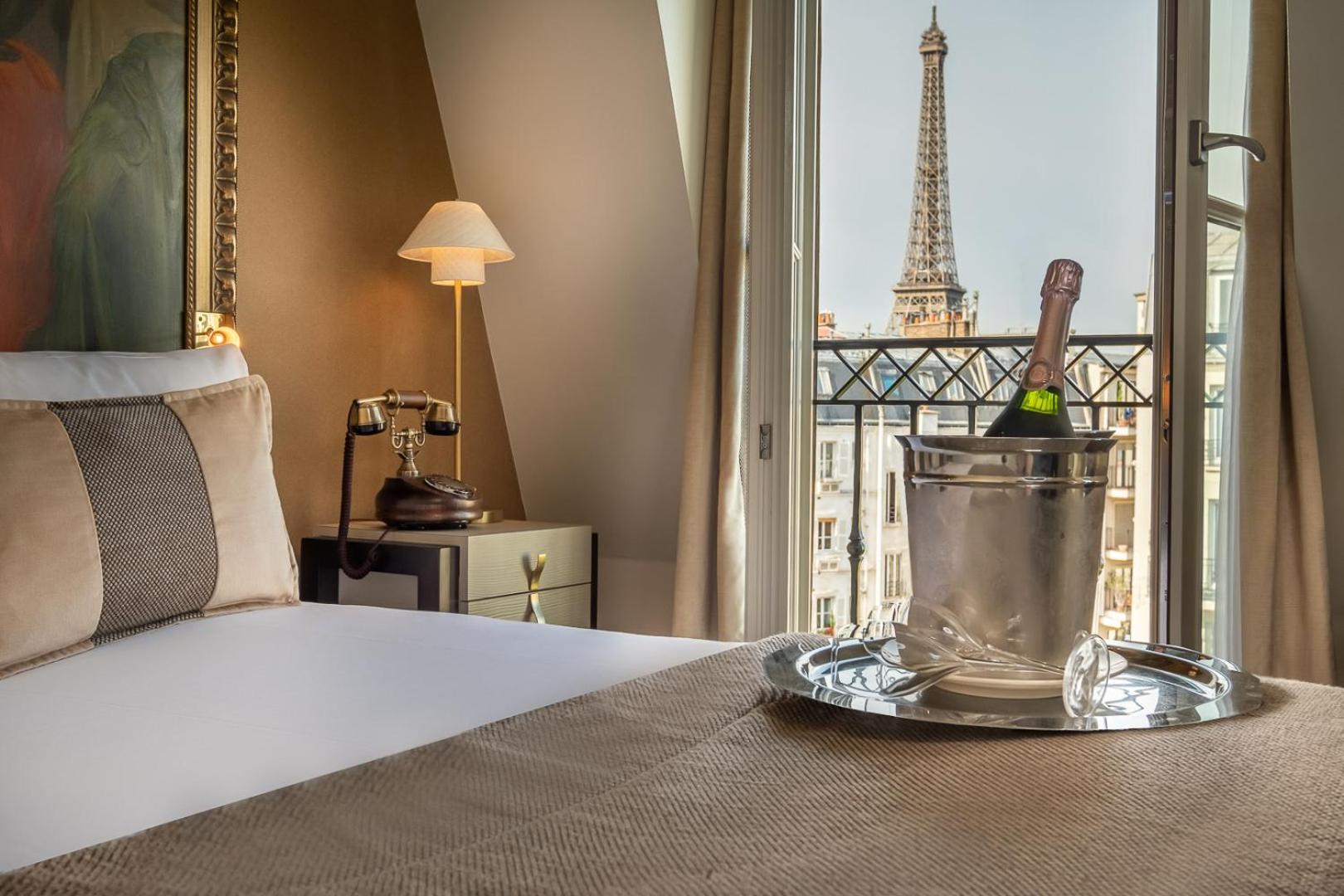 Classic Double Room with Eiffel Tower View
