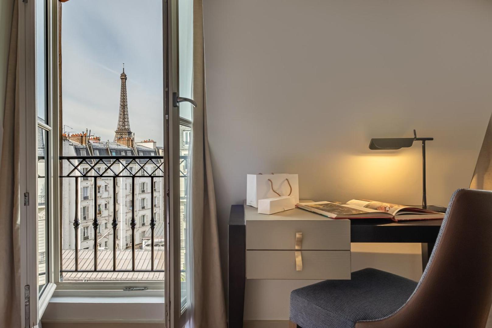 Classic Double Room with Eiffel Tower View thumbnail 6