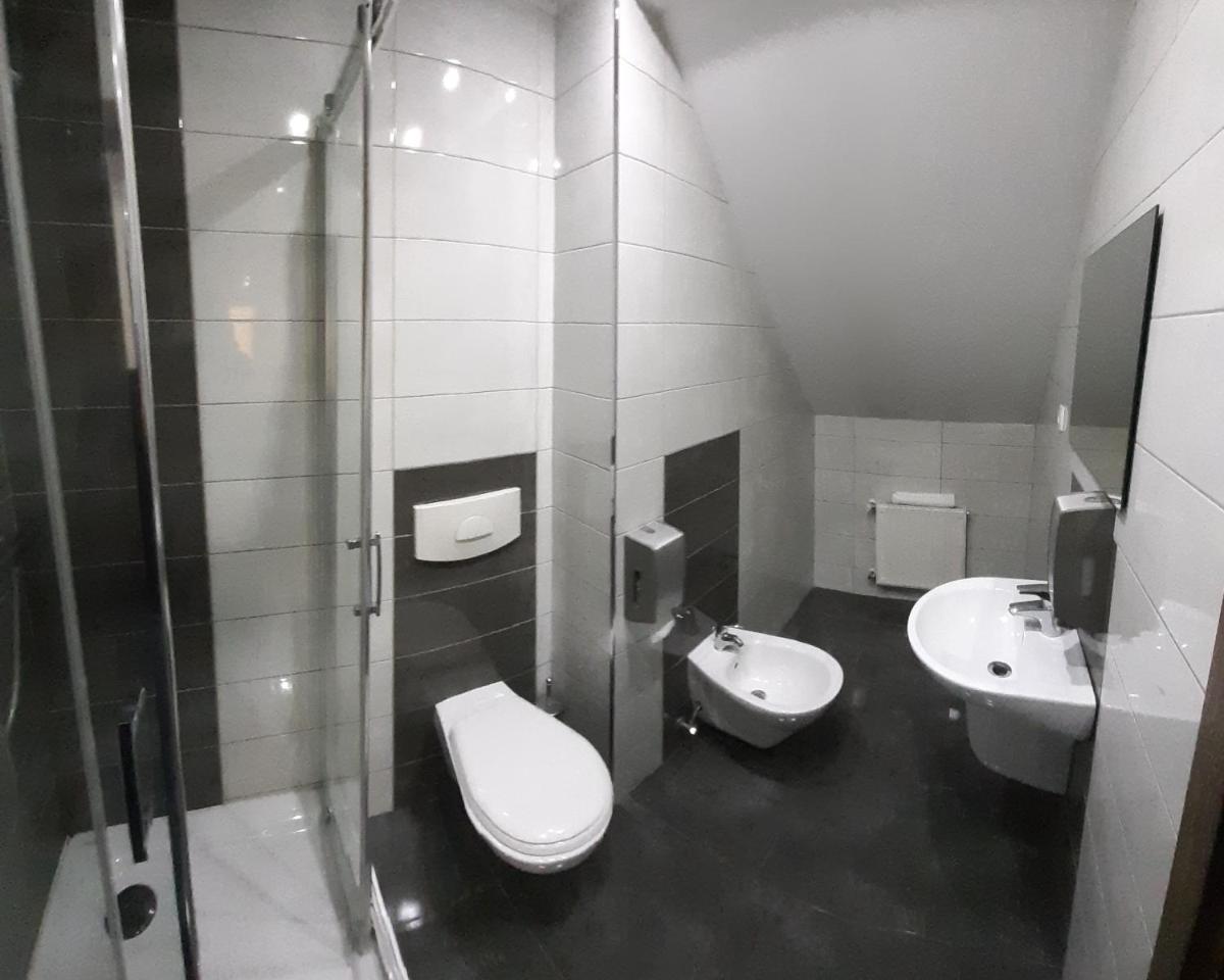 Twin Room with Shared Bathroom photo 2