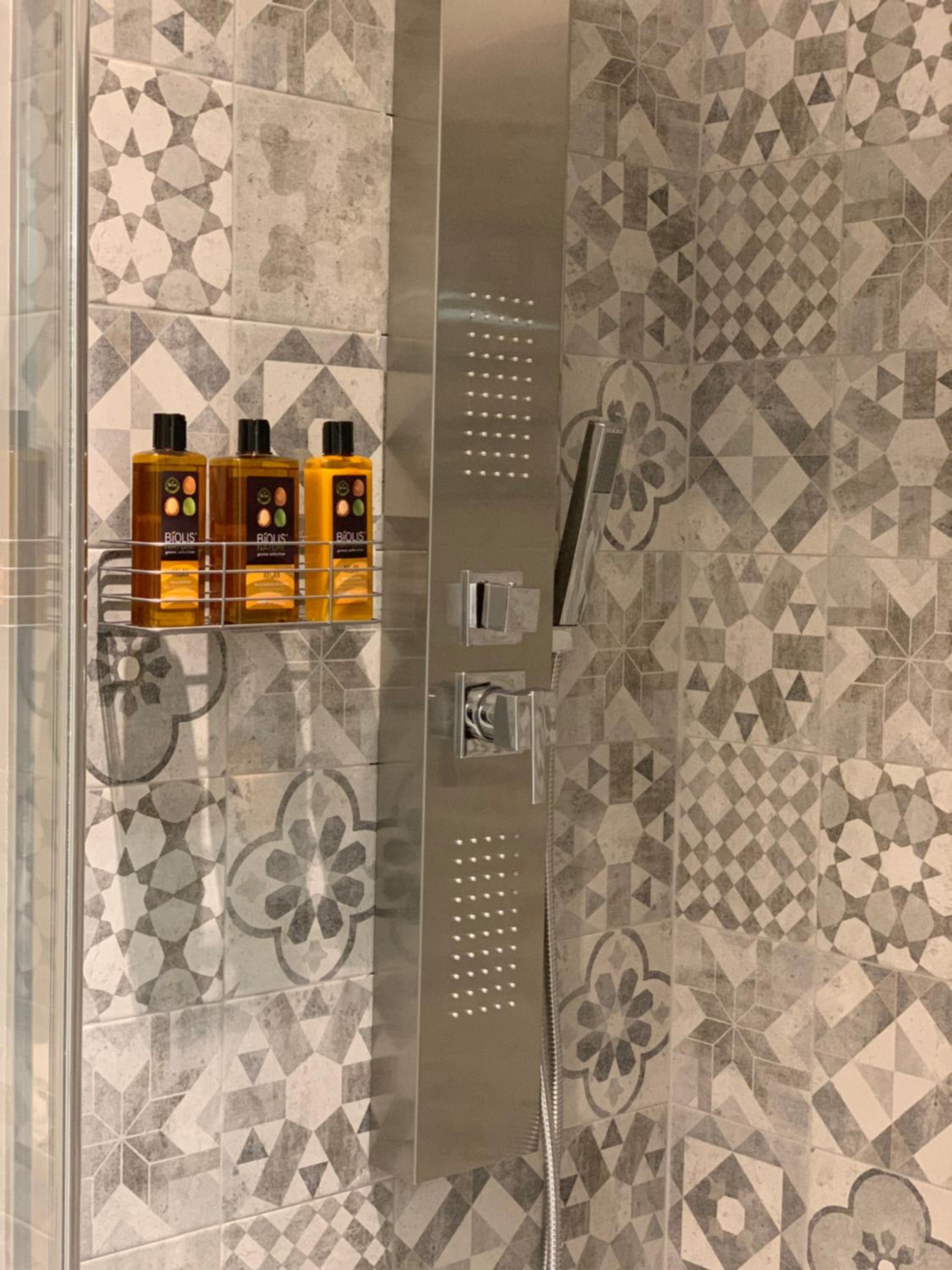 Double or Twin Room with Private Bathroom - Photo 8