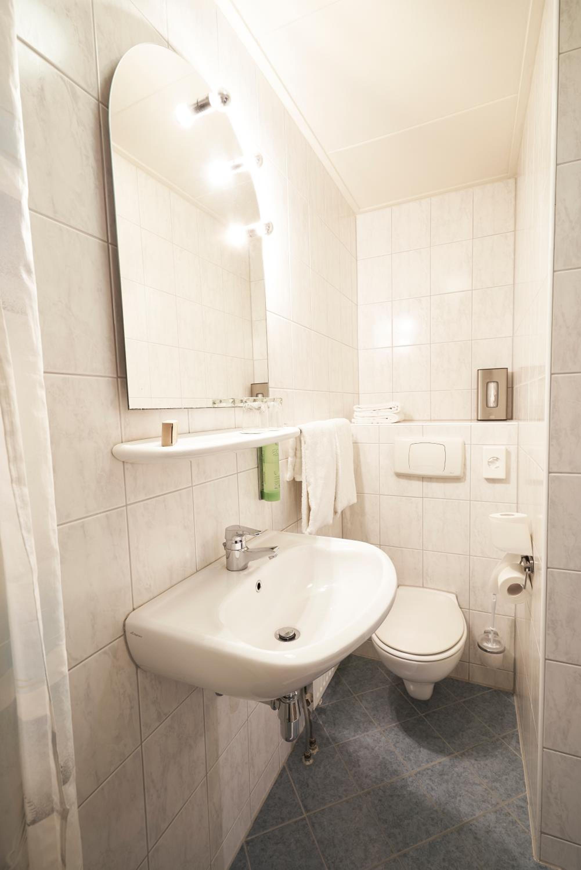 Standard Double or Twin Room - Photo 4