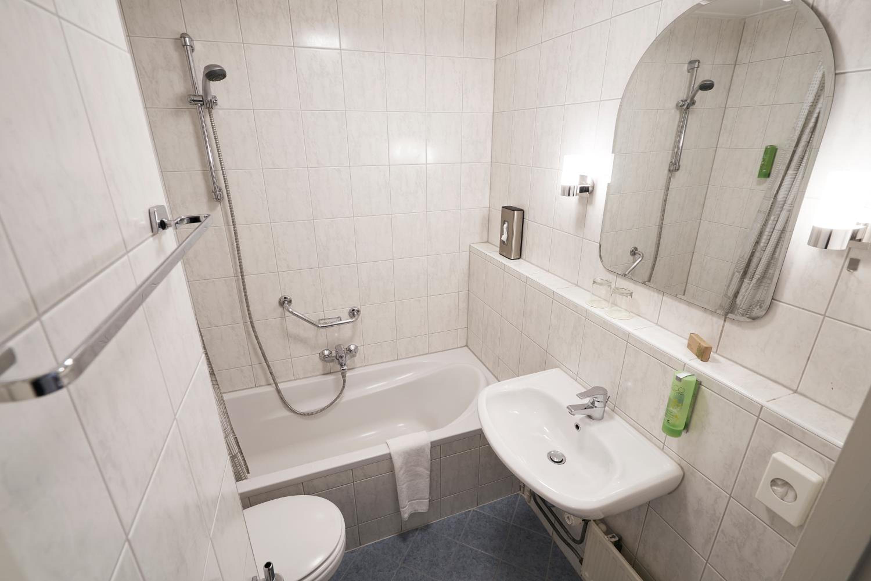 Standard Double or Twin Room - Photo 19