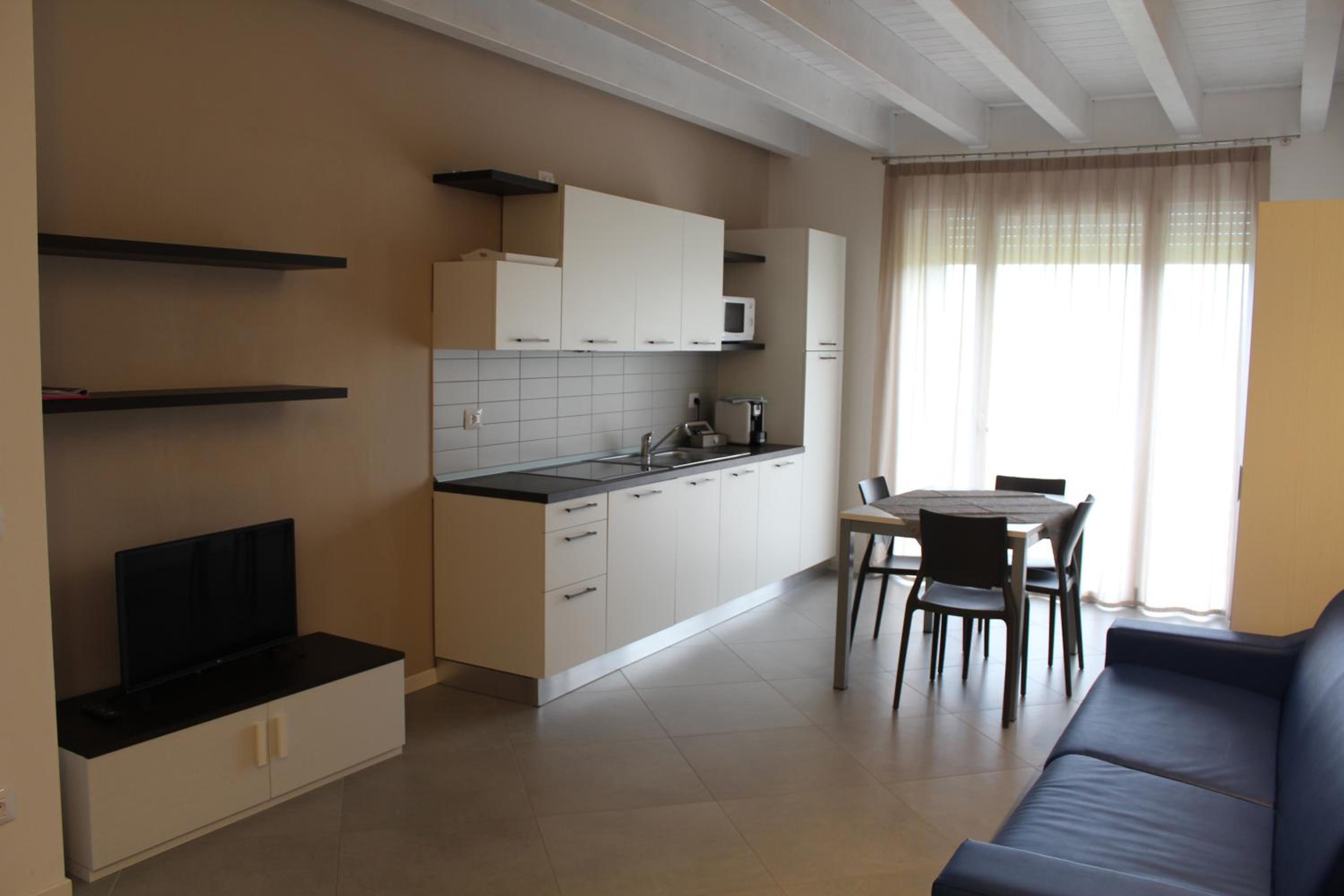 One-Bedroom Apartment with Lake View photo 3