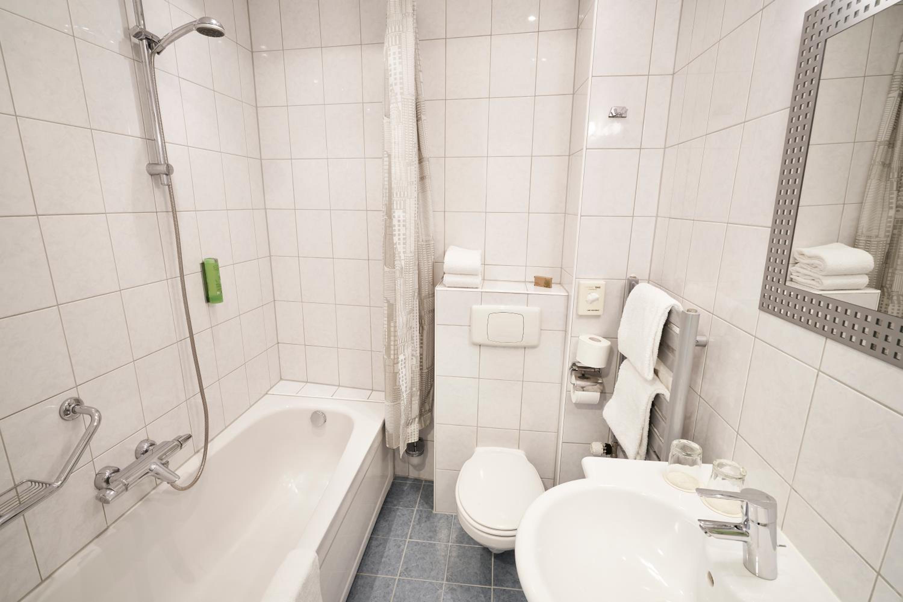 Standard Double or Twin Room - Photo 10