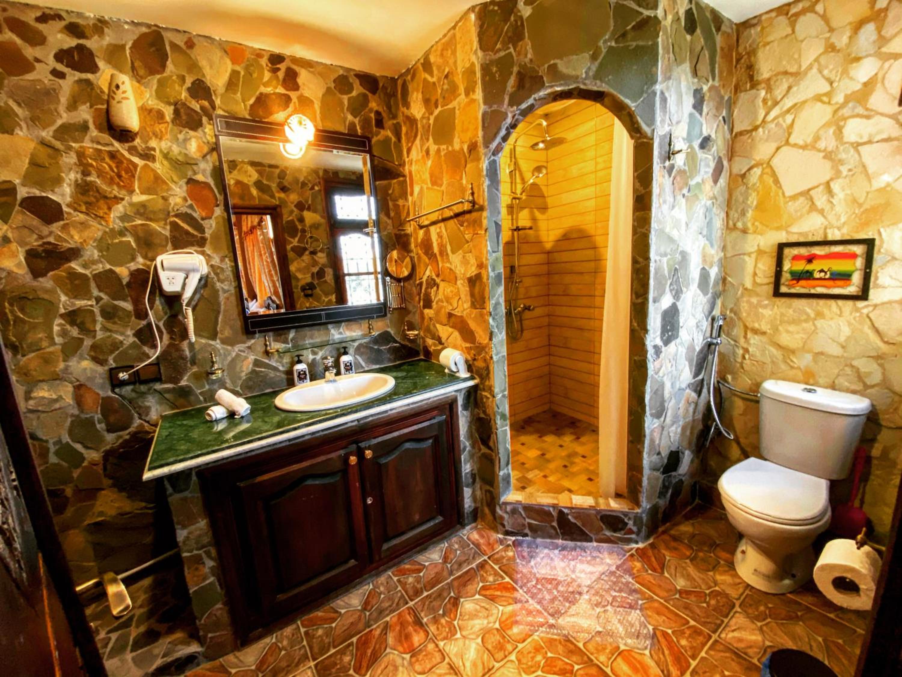 Deluxe Family Suite - Photo 3