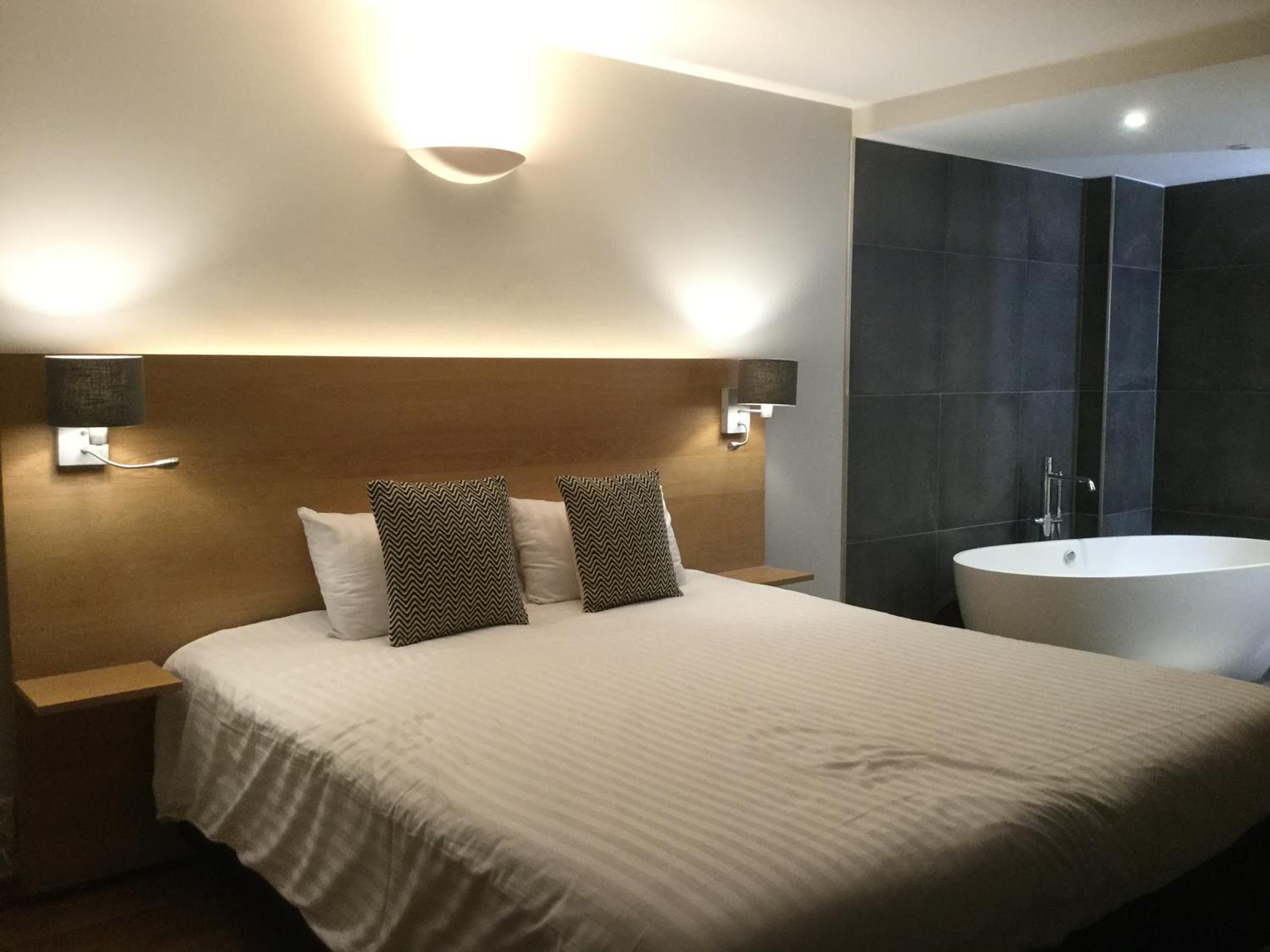 Deluxe Double Room with Bath - Photo 4