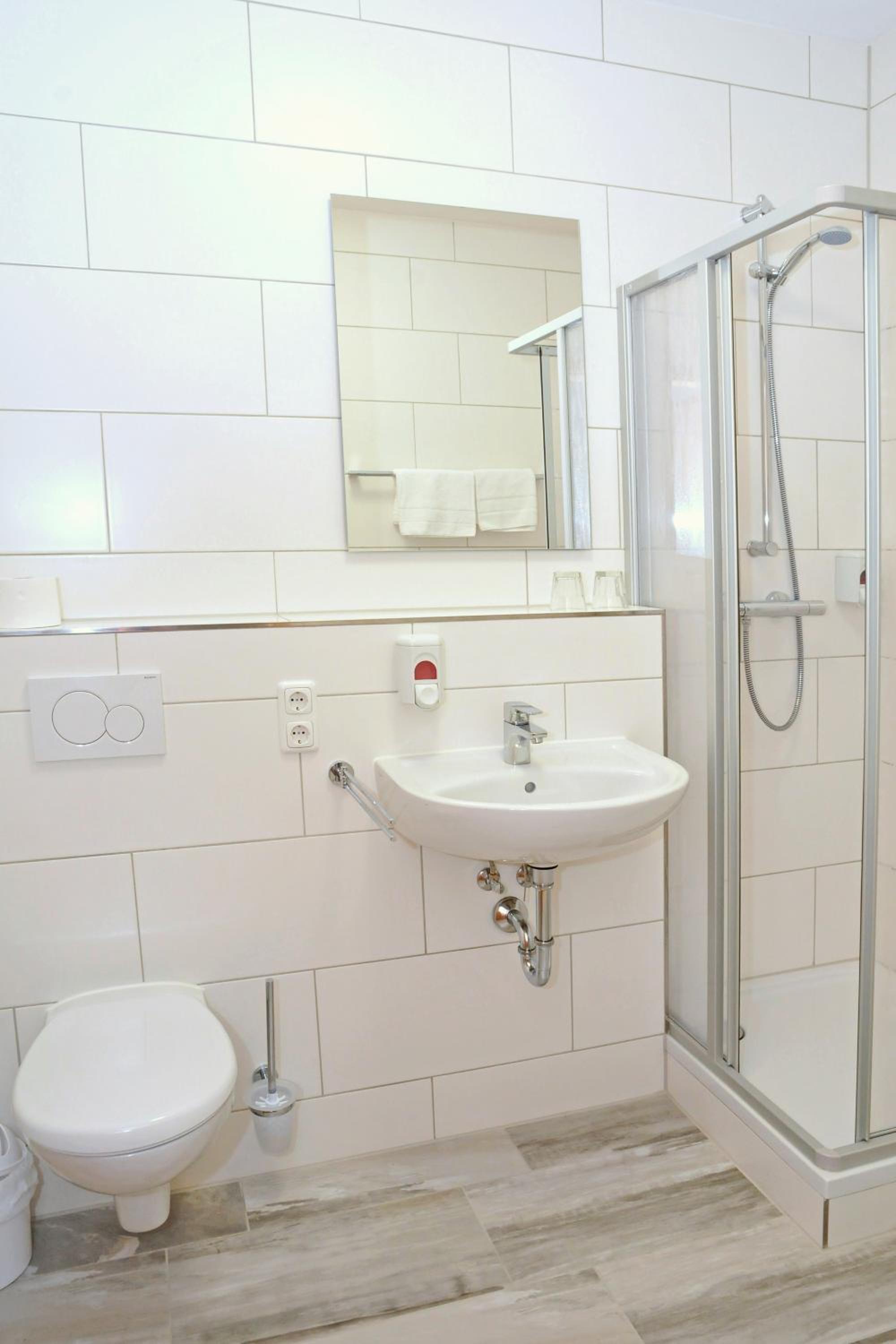 Standard Quadruple Room - Photo 11