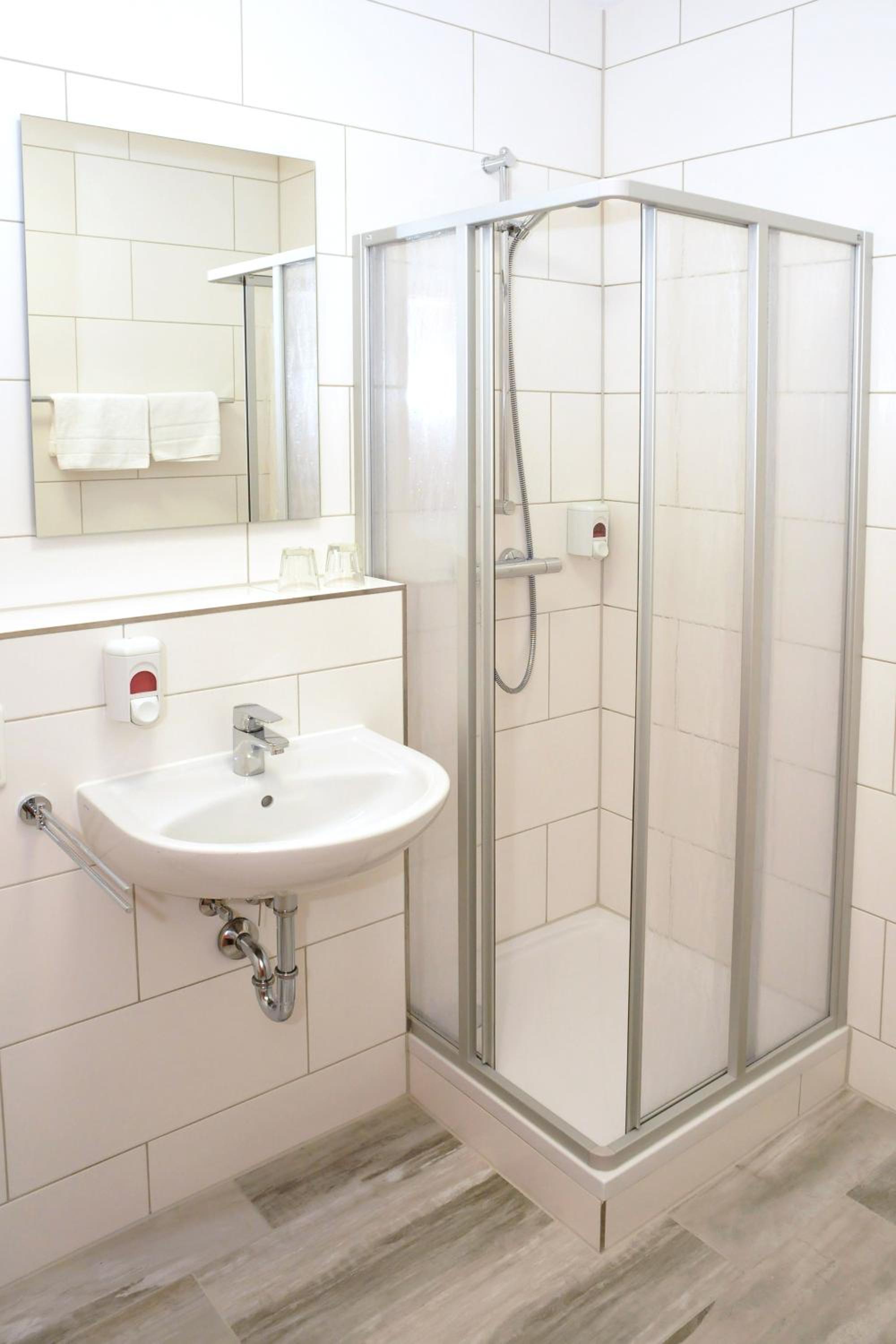 Standard Quadruple Room - Photo 10