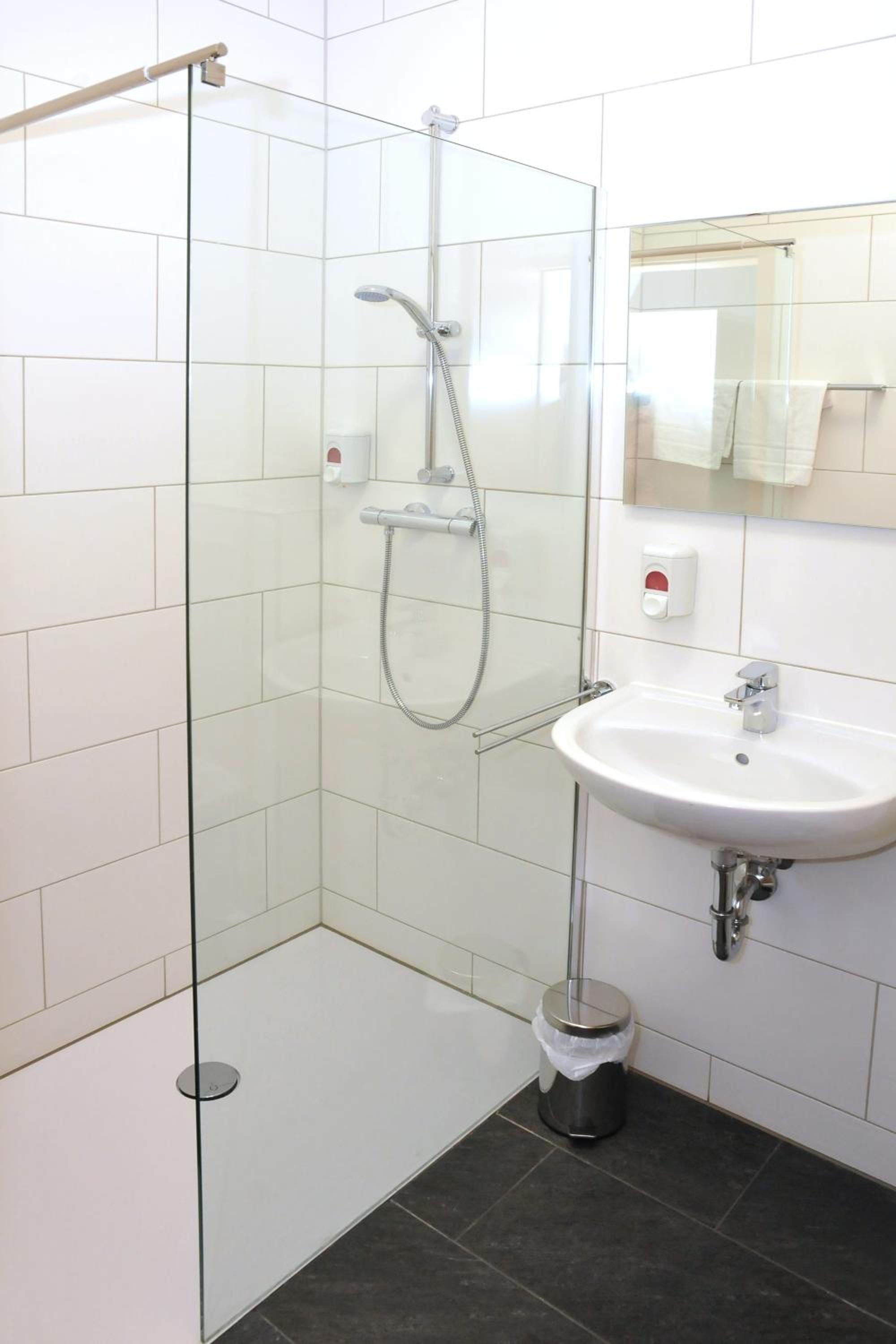 Standard Quadruple Room - Photo 9