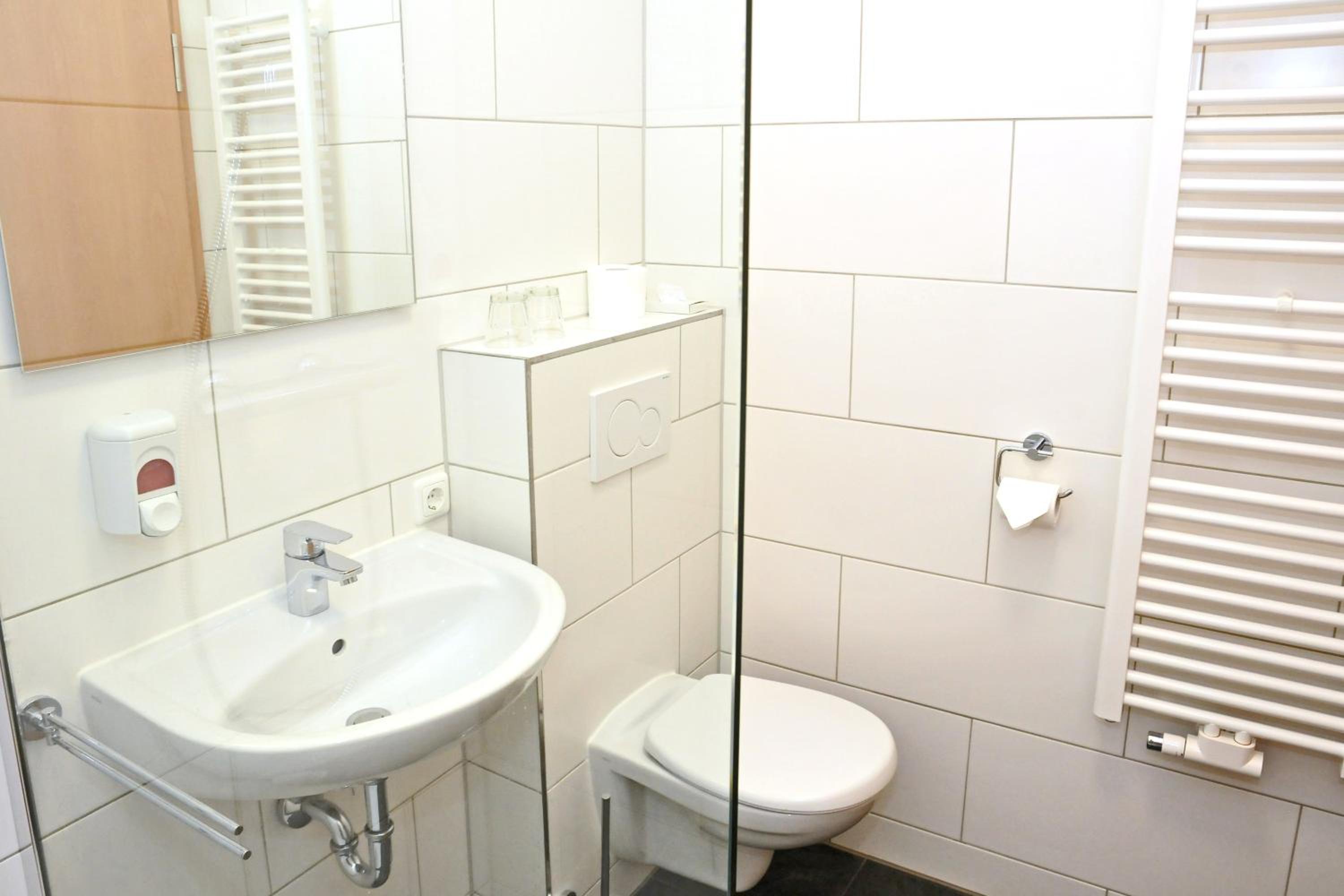 Standard Quadruple Room - Photo 8