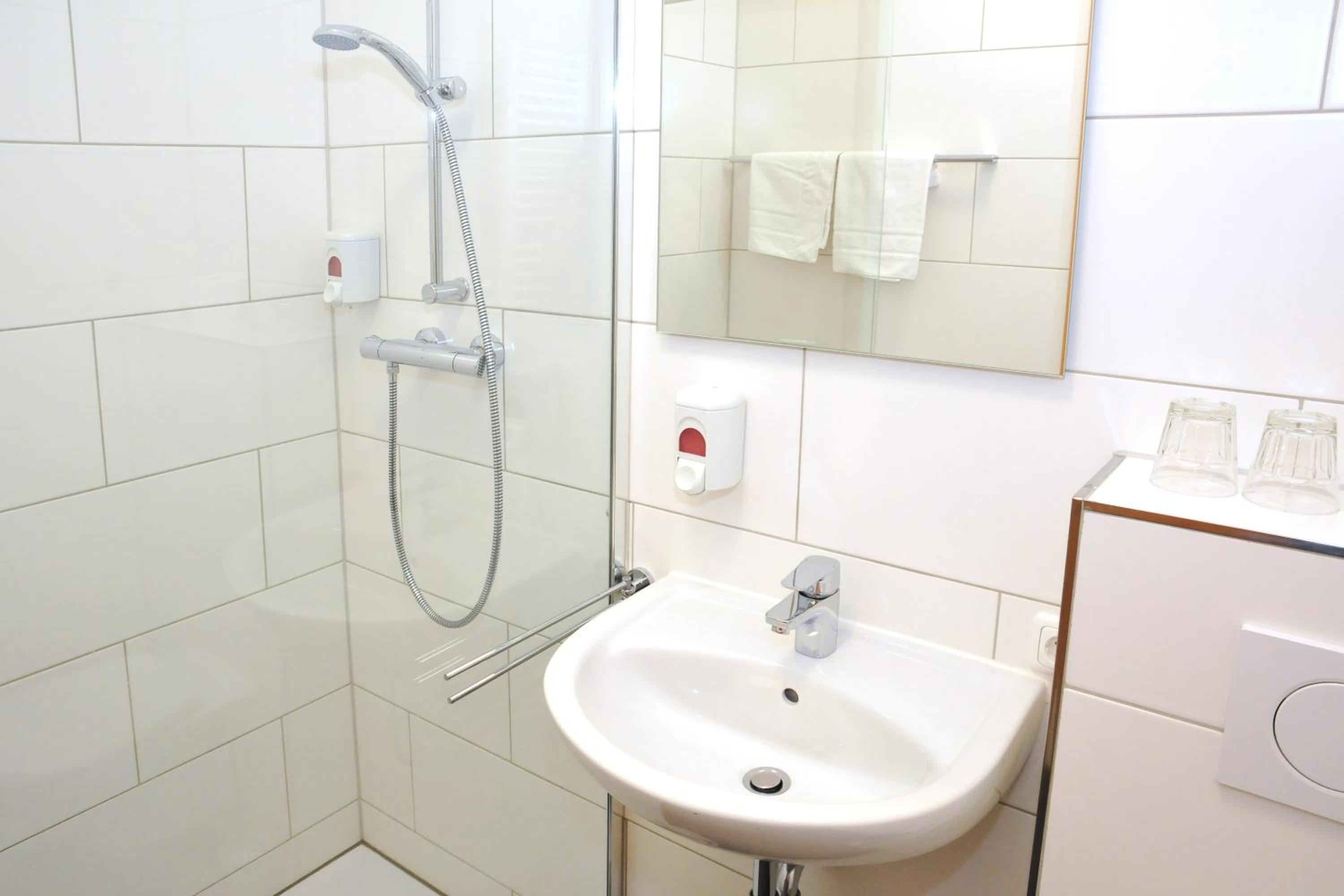 Standard Quadruple Room - Photo 12