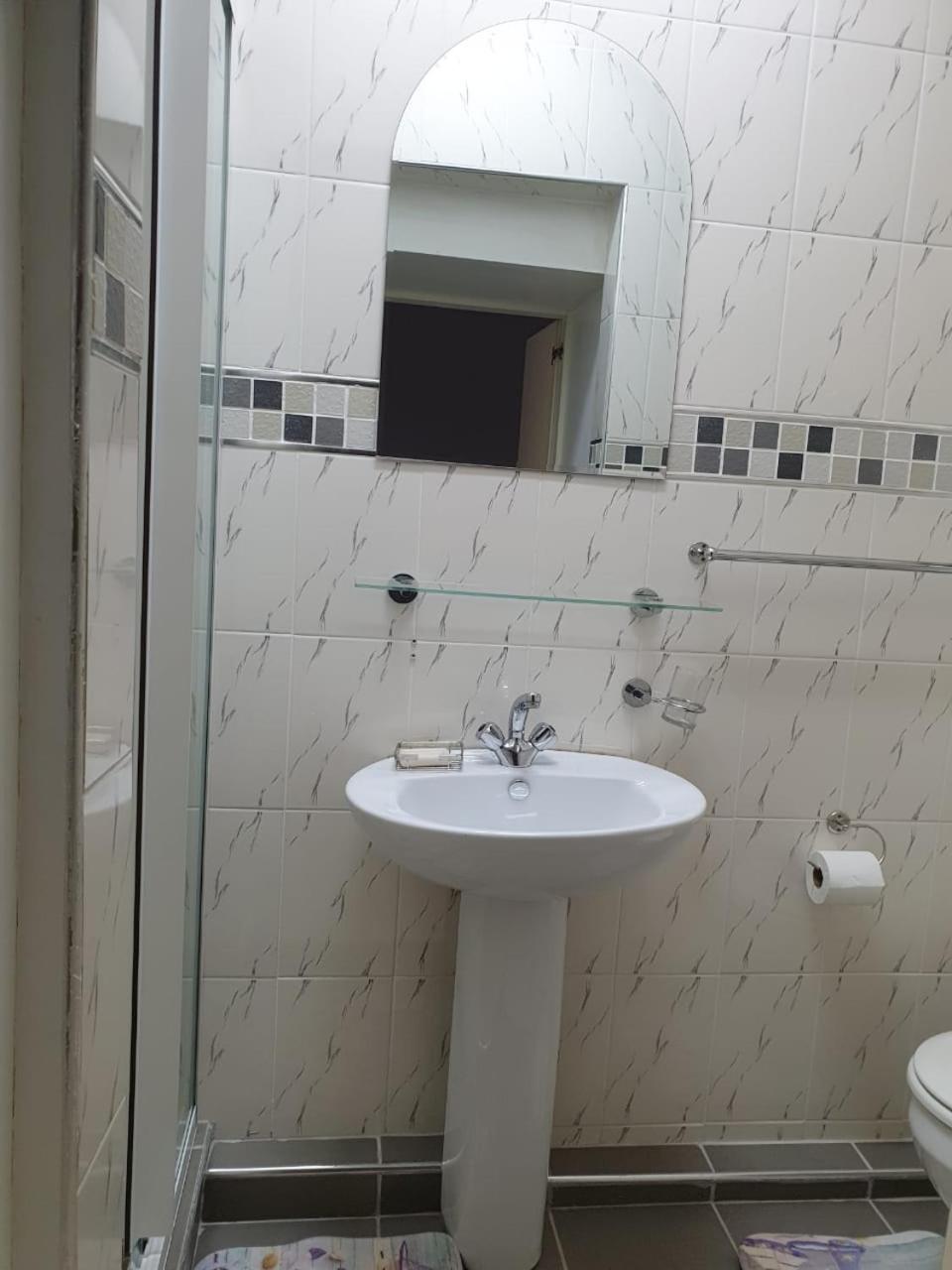 Double Room with Private Bathroom - Photo 2