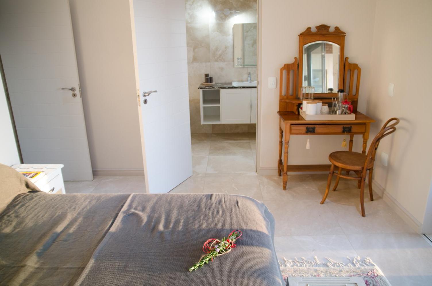 Deluxe Double Room with Bath - Photo 4