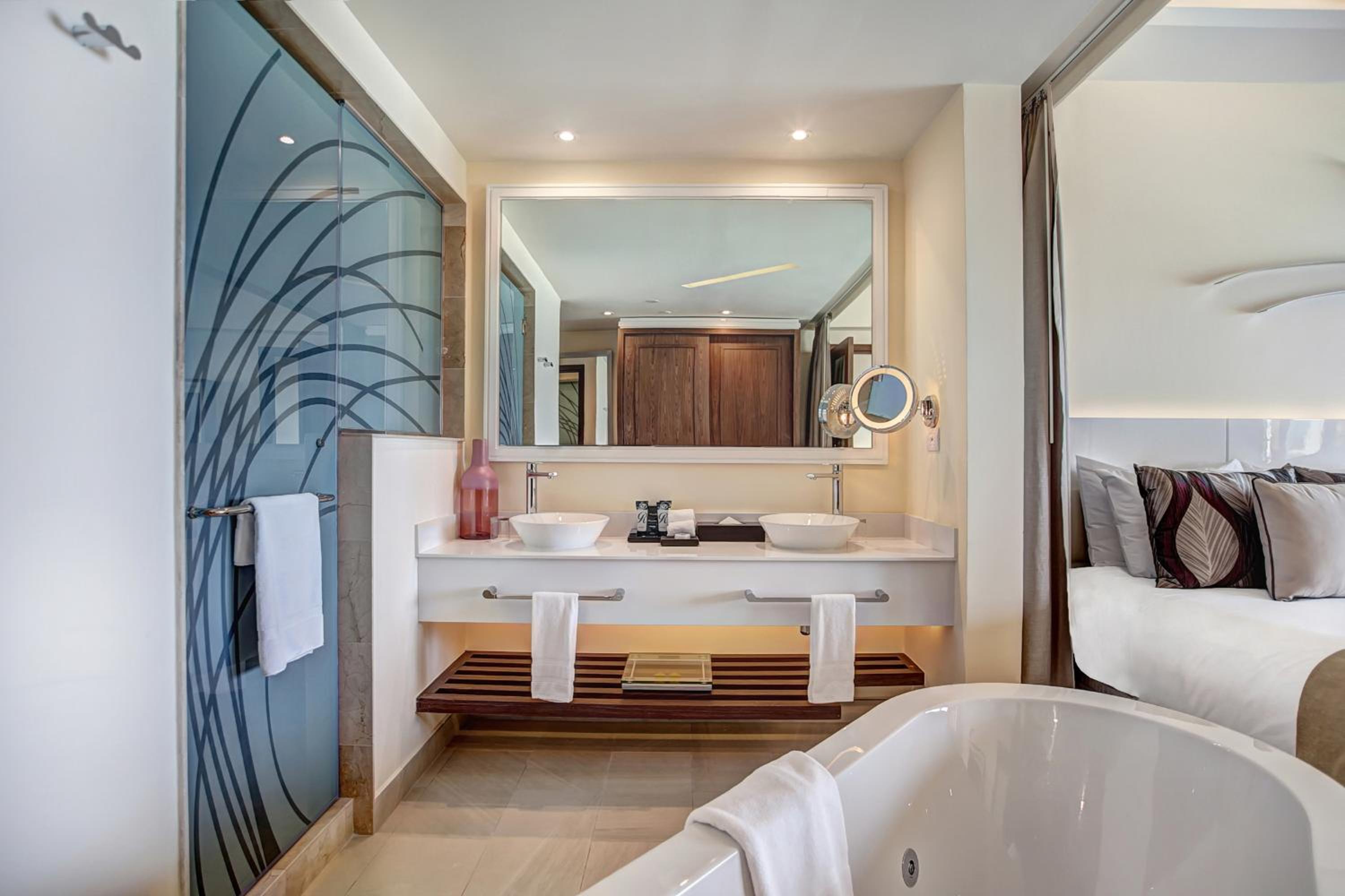Luxury Junior Suite Swim Out photo 3