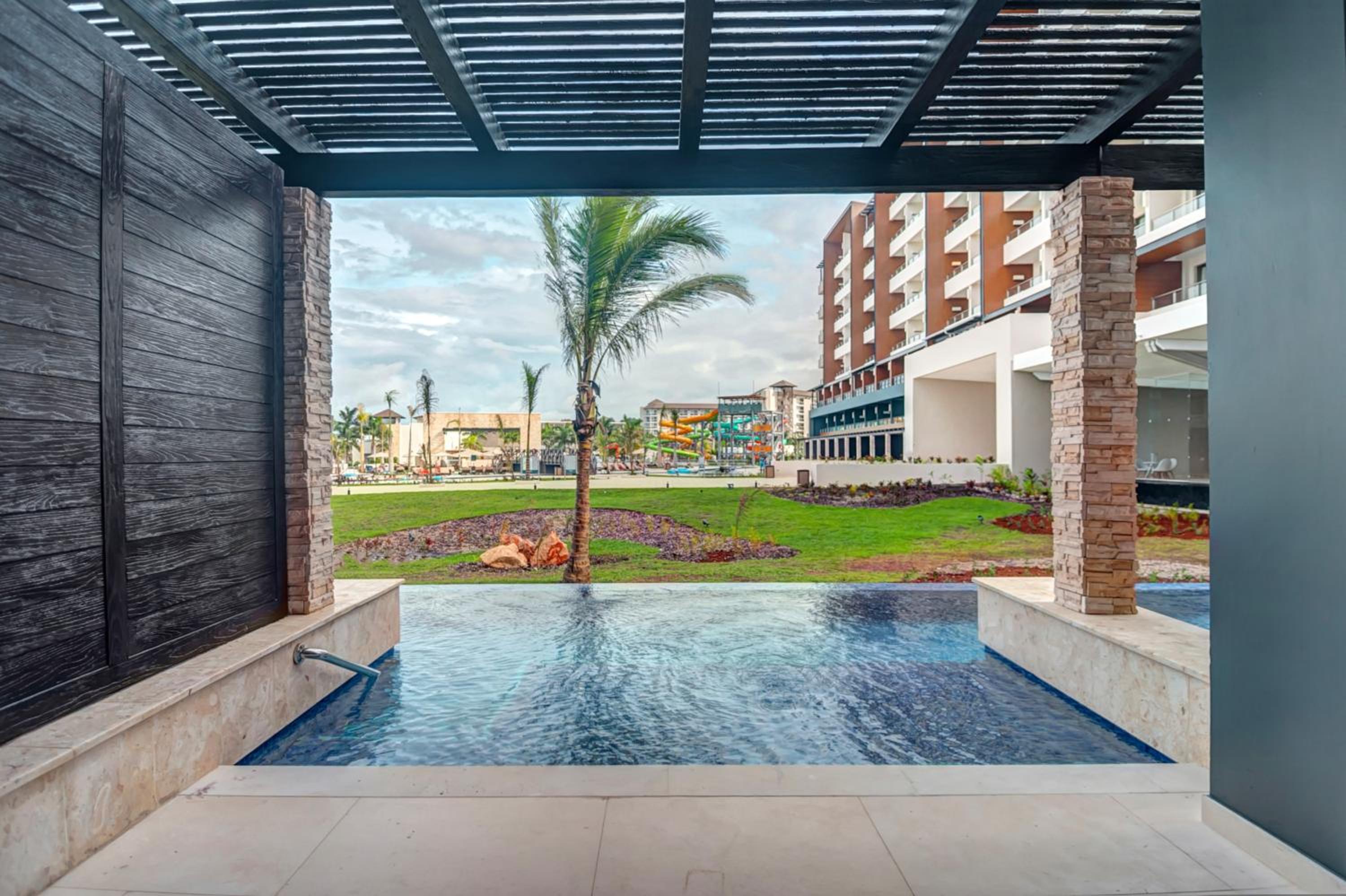 Luxury Junior Suite Swim Out photo 2