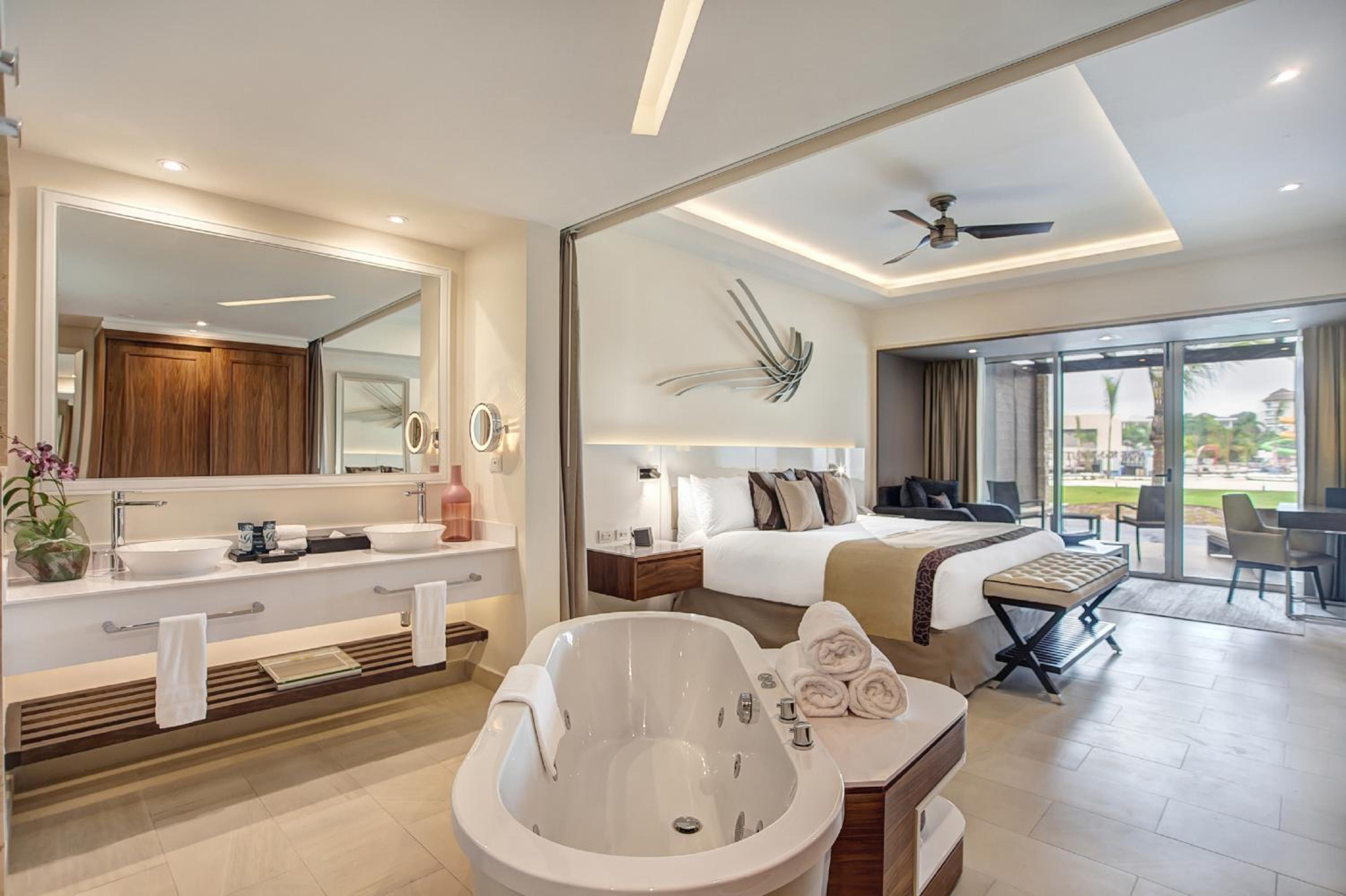 Luxury Junior Suite Swim Out Diamond Club photo 2