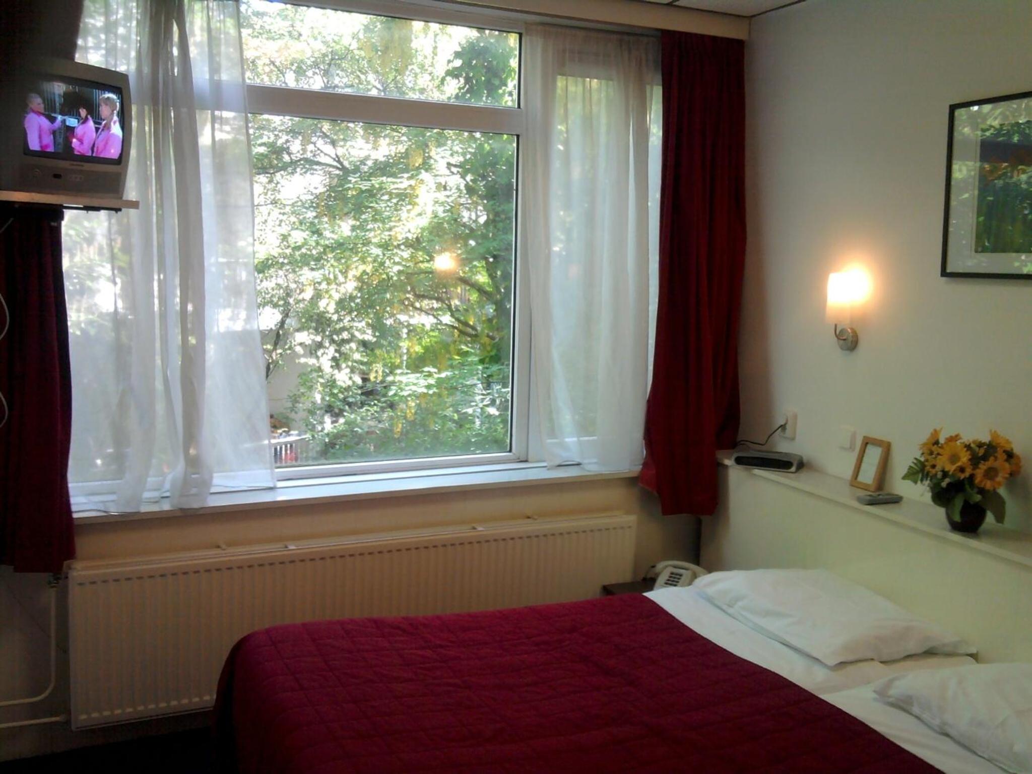 Standard Twin Room - Photo 9