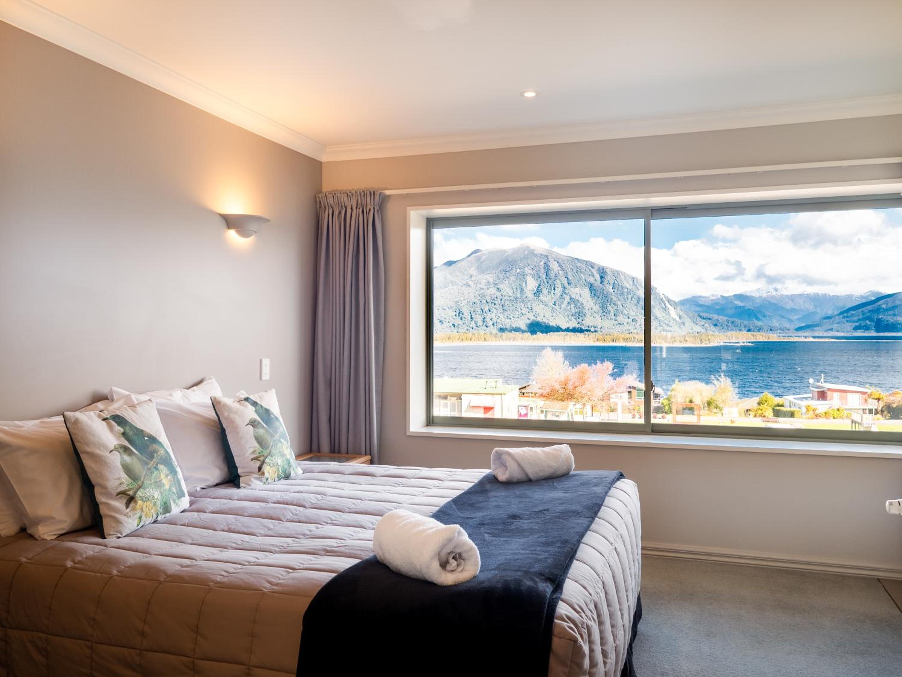 Apartment with Lake View - Photo 8