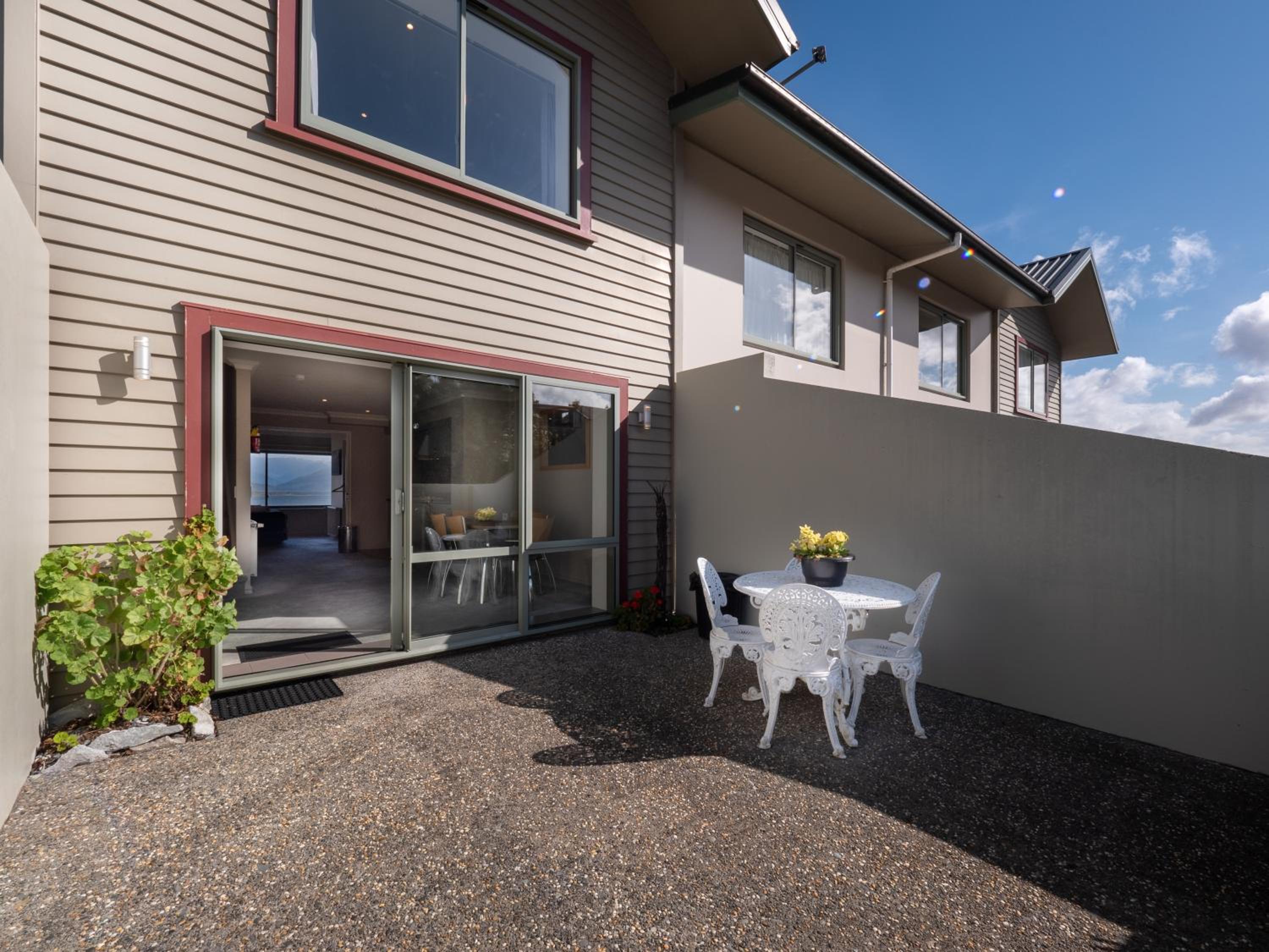 Apartment with Lake View - Photo 5